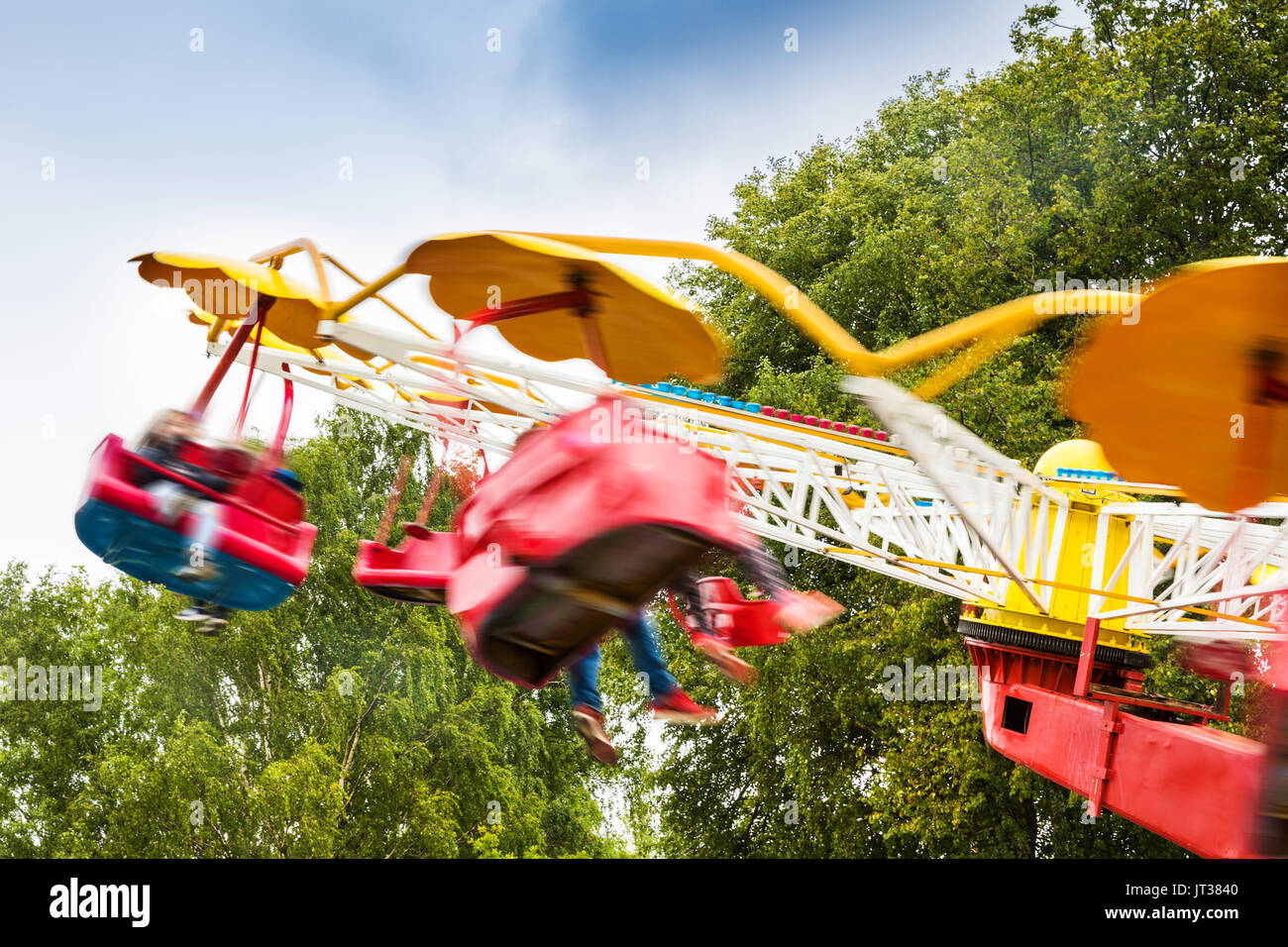 Menschen, die Spaß im Freizeitpark Karussell. Bewegungsunschärfe Stockfoto