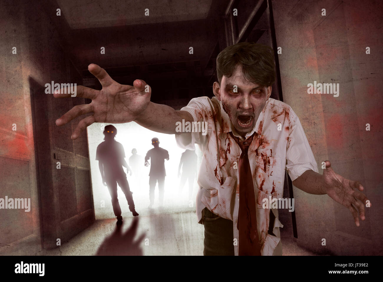 Portrait von aggressiven asiatischen Zombies zu Fuß vom Zimmer Stockfoto