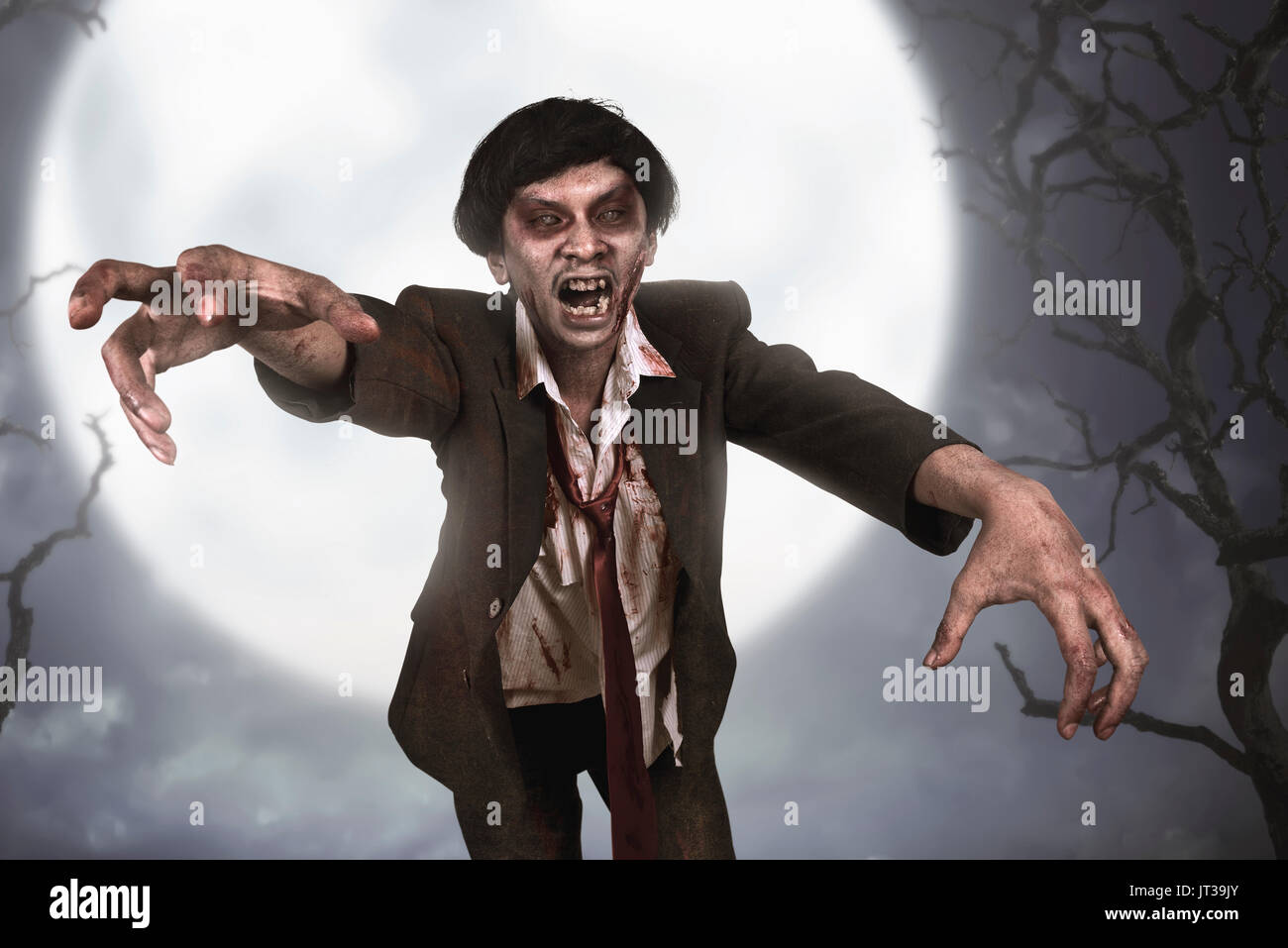 Aggressive spooky asiatischen Zombie mit verwundeten Gesicht im Mondschein Stockfoto