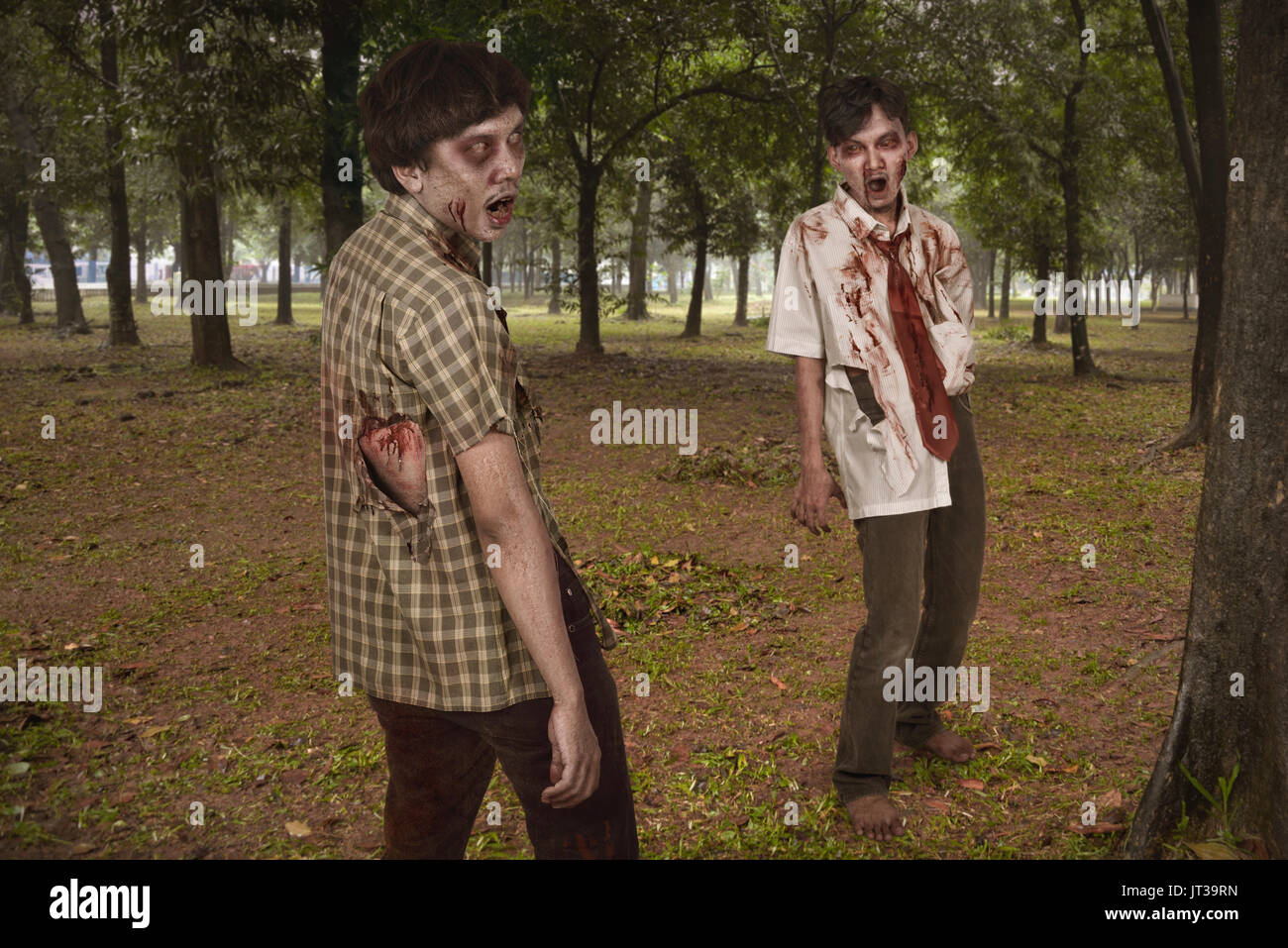 Aggressive zwei asiatischen Zombies Mann in den Wald Stockfoto