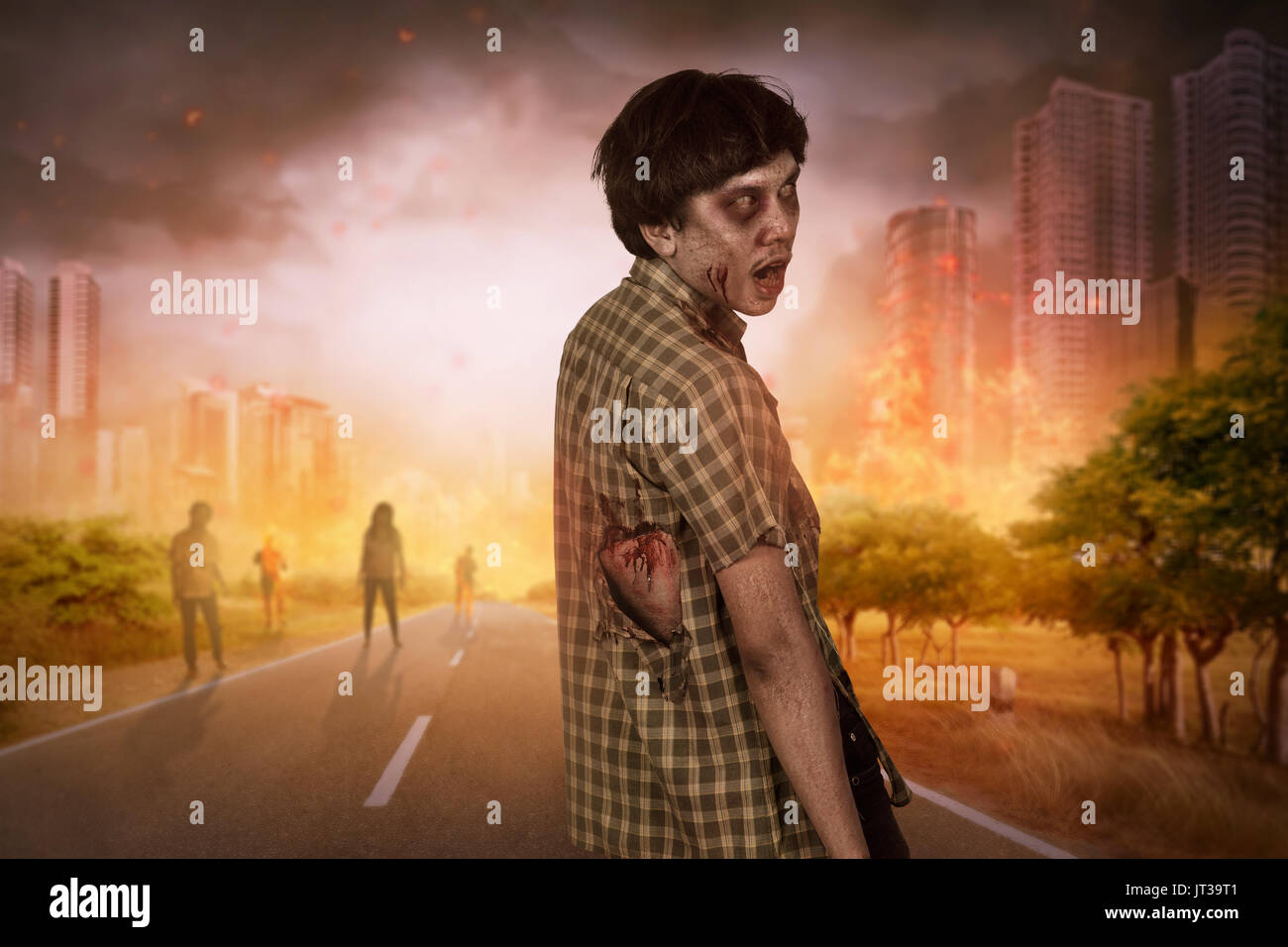 Aggressive asiatische Zombies mit Blut gehen um auf die brennende Stadt Stockfoto
