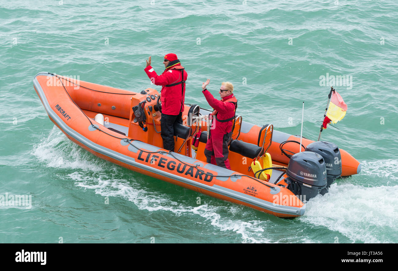 RNLI Lifeguards in einer Rippe auf See in Brighton, East Sussex, England, UK. Stockfoto