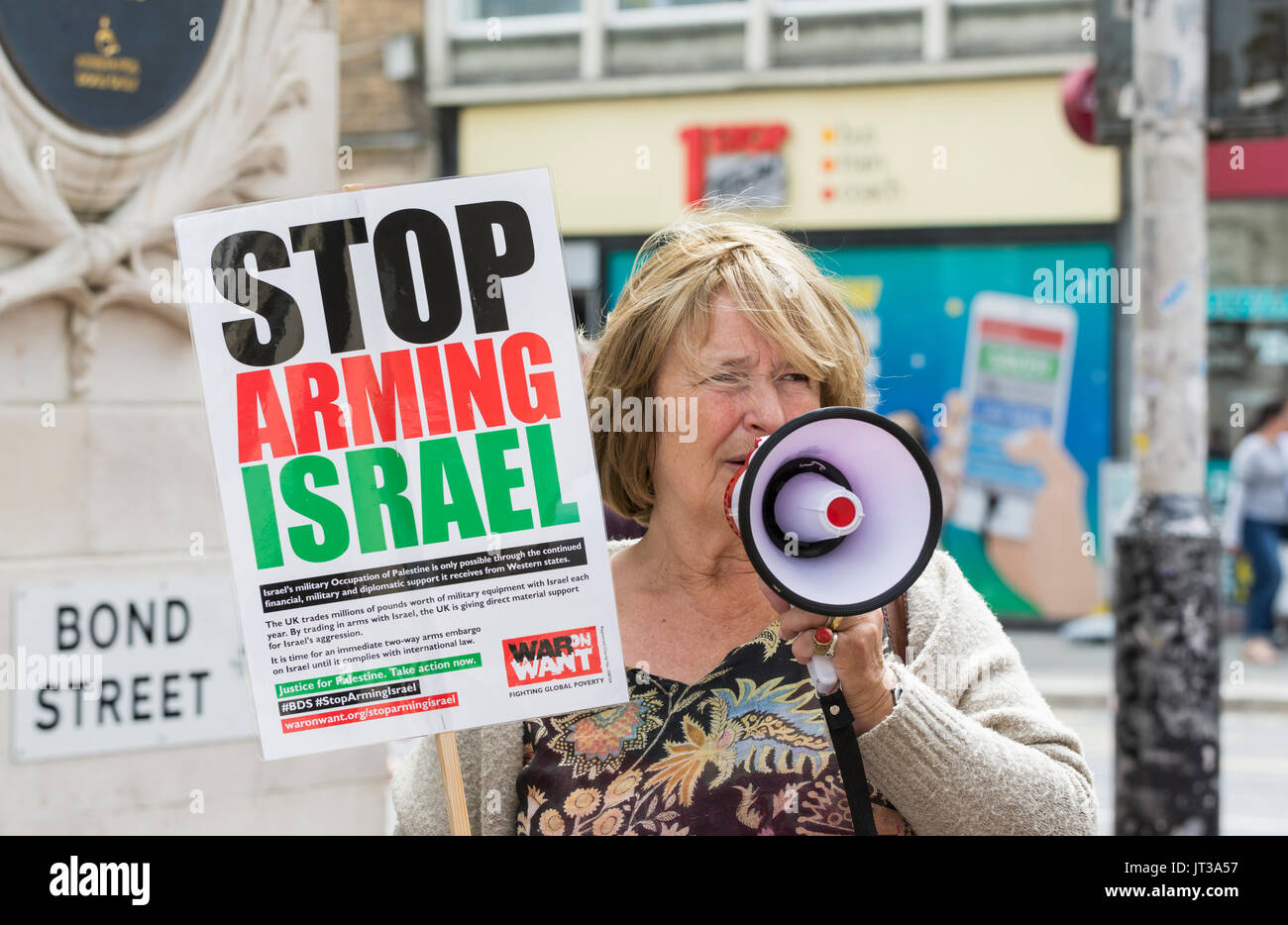 Frau protestiert gegen die HSBC für angeblich helfen, Waffen an Israel zu finanzieren. Stockfoto