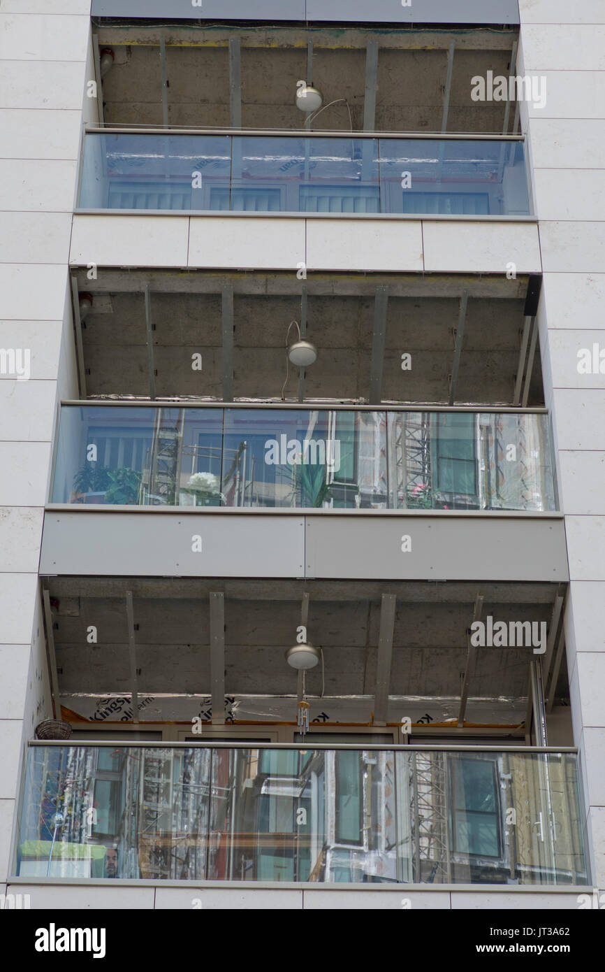 Grenfell Turm geben Verkleidung Woodberry Down-Wohnsiedlung in Hackney mit Mischung aus erschwinglichen Sozialwohnungen und Luxus-Neuentwicklung von Bluebell Apartments entfernt. London, England, Vereinigtes Königreich Stockfoto