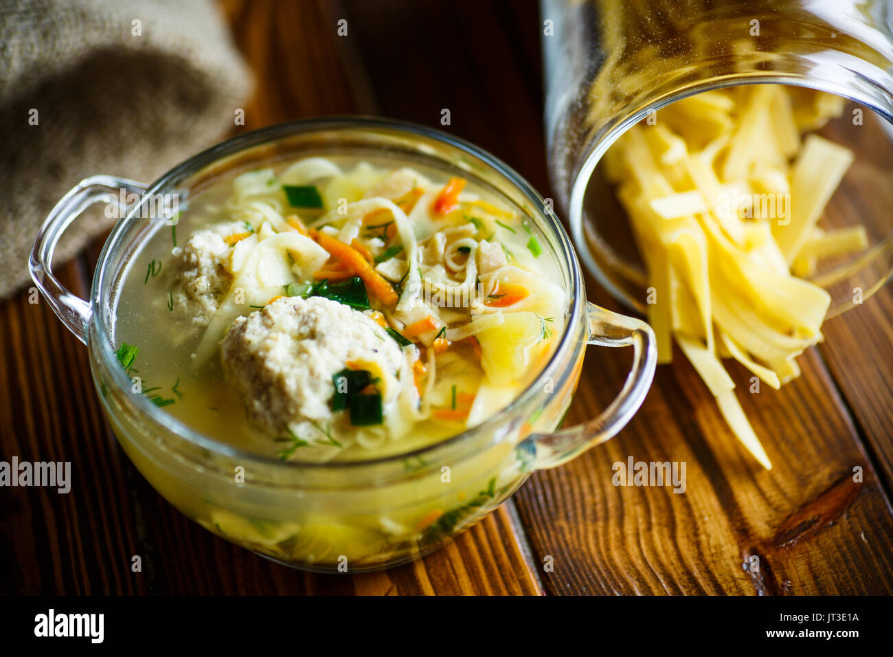 Suppe mit hausgemachten Nudeln und Frikadellen Stockfoto