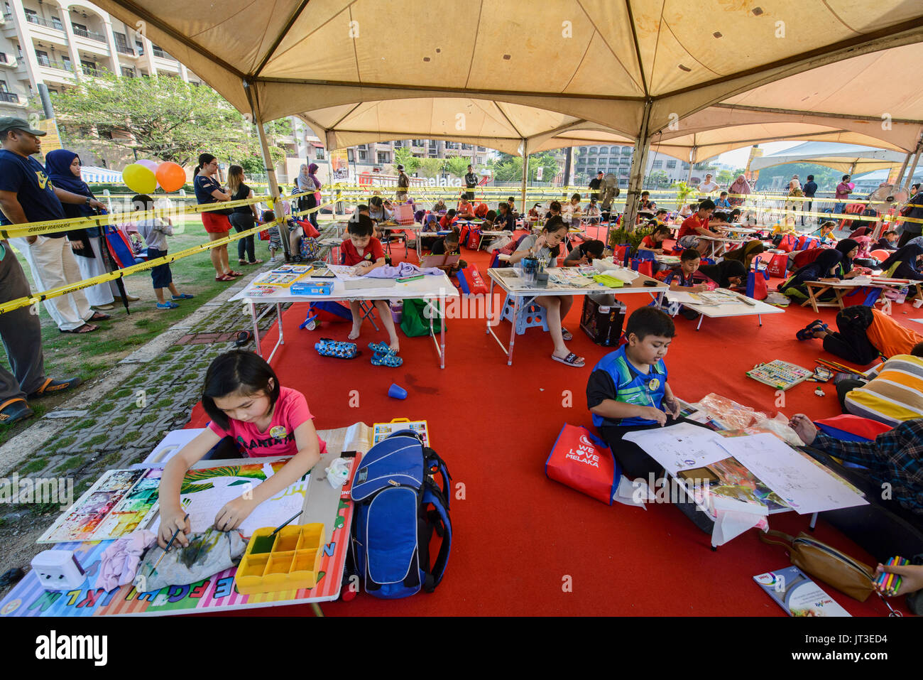 Mädchen zeichnen die Gestaltungsarbeit, Malacca, Malaysia Stockfoto