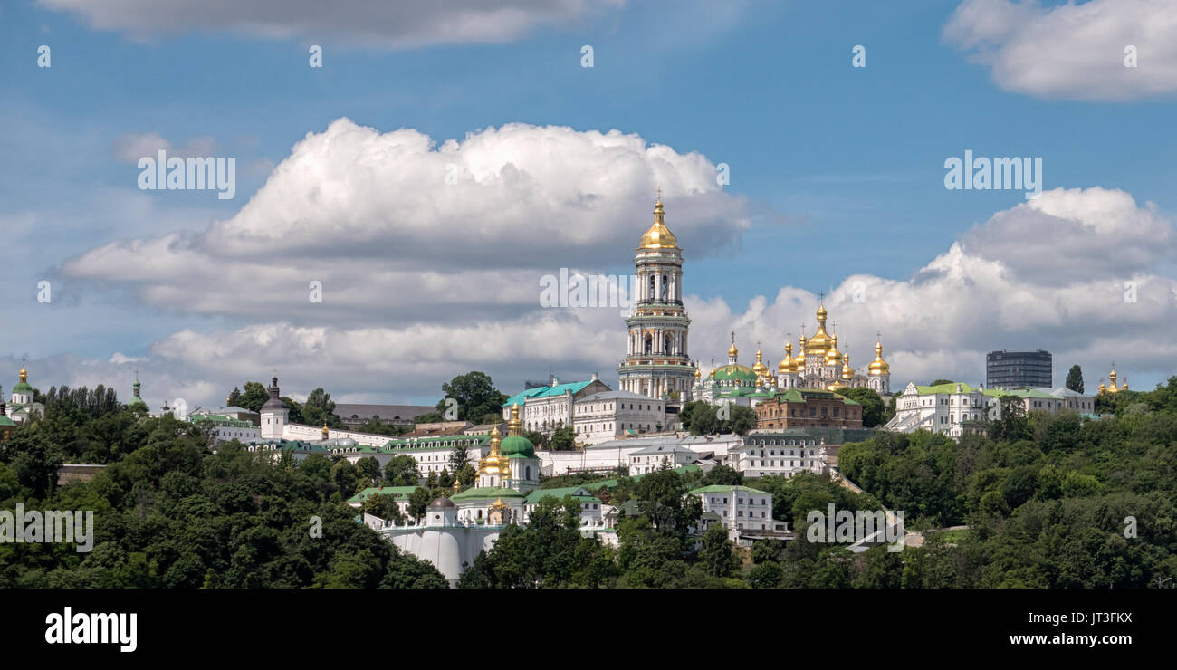 KIEW, UKRAINE - 12. JUNI 2016: Panoramablick auf den Kiewer Kloster Pechersk Lavra in Kiew, Ukraine Stockfoto