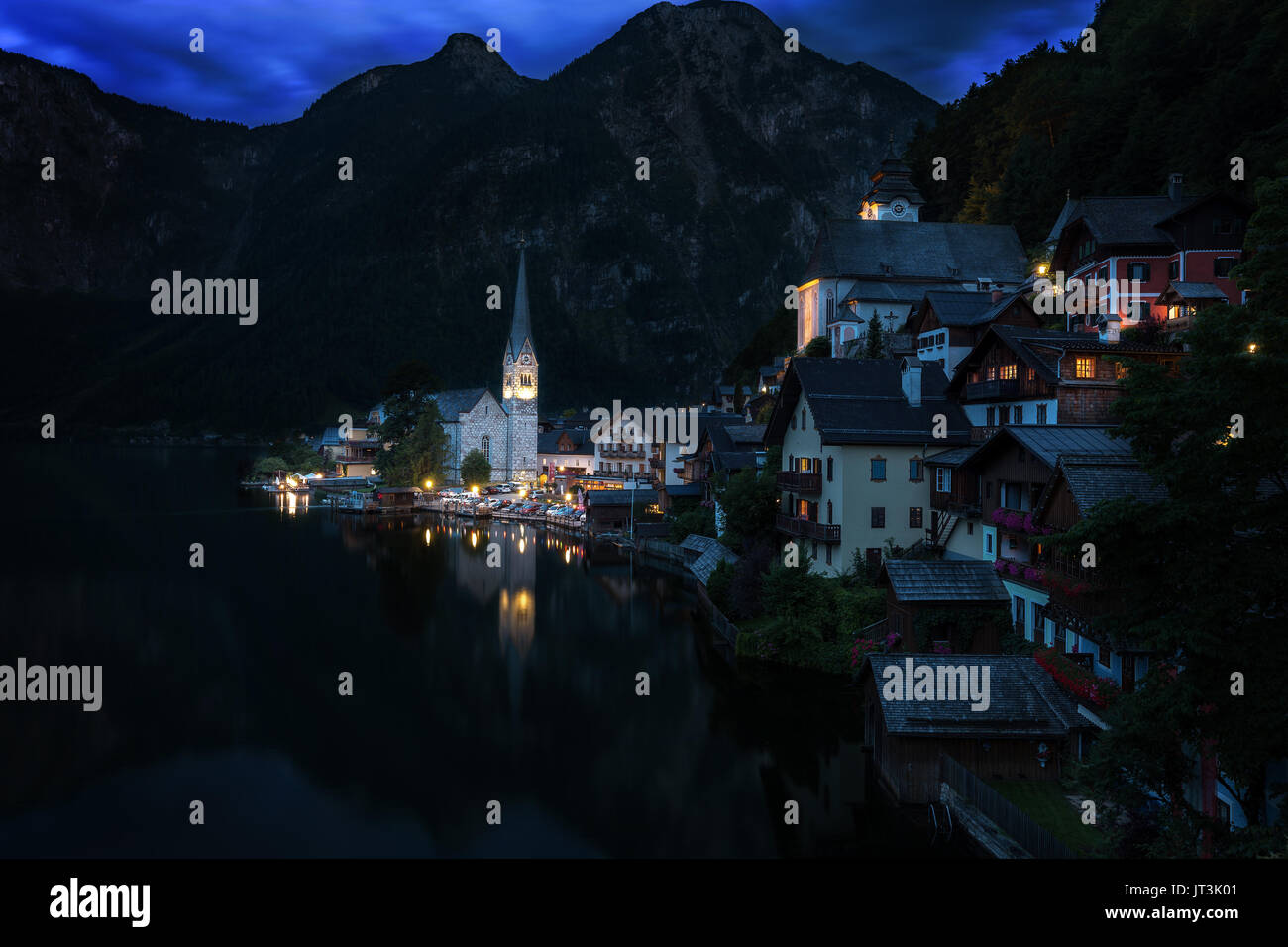 Malerische Postkarte Blick auf die berühmten historischen Hallstatt Bergdorf mit Hallstattersee in den österreichischen Alpen in mystischer Dämmerung am Abend. Stockfoto