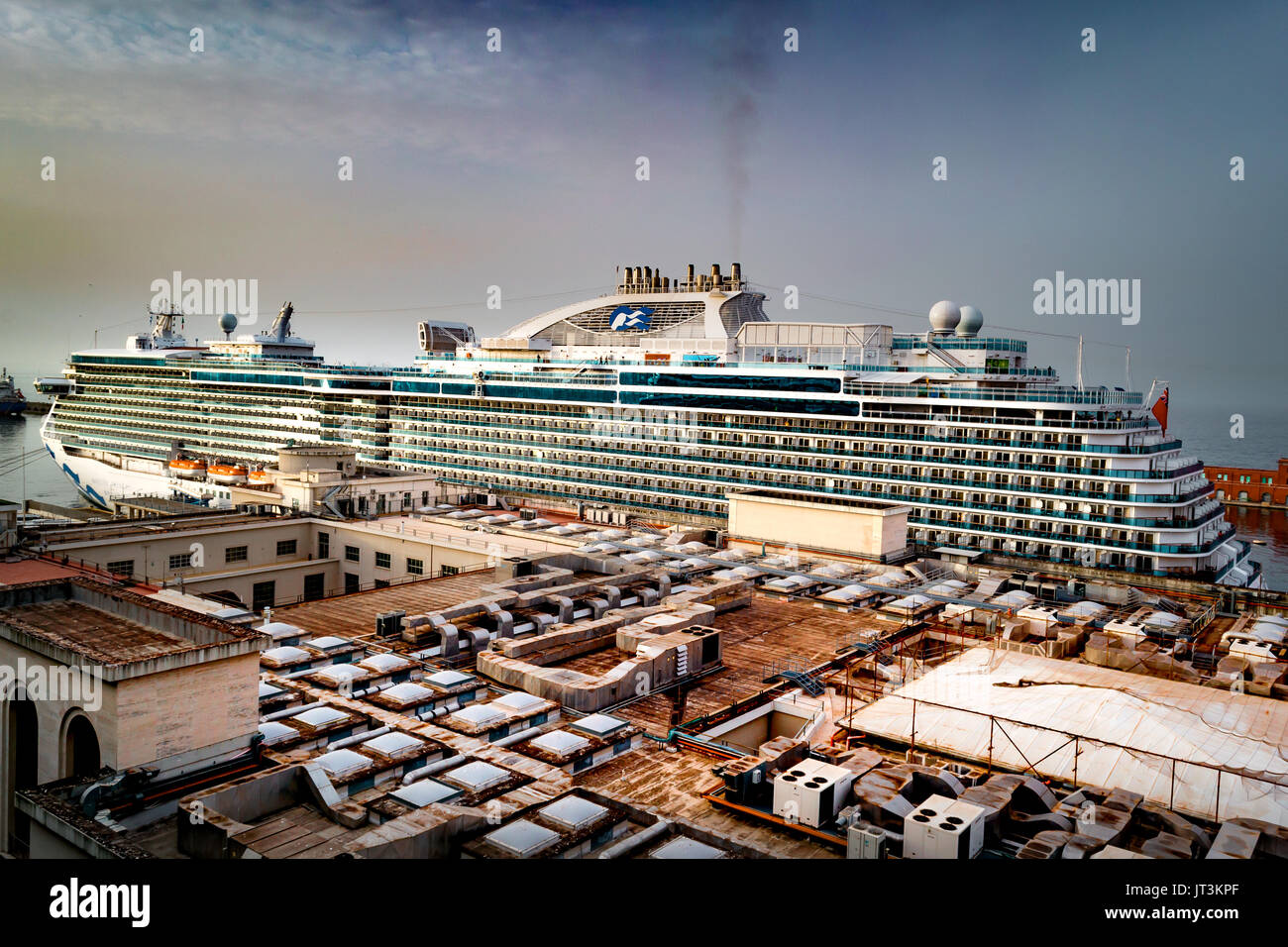 Majestic Princess, Princess Cruises - Neapel, Italien - 12. Mai, 2017: Majestic Princess Schiff in Neapel Hafen für ein paar Stunden angedockt. Stockfoto