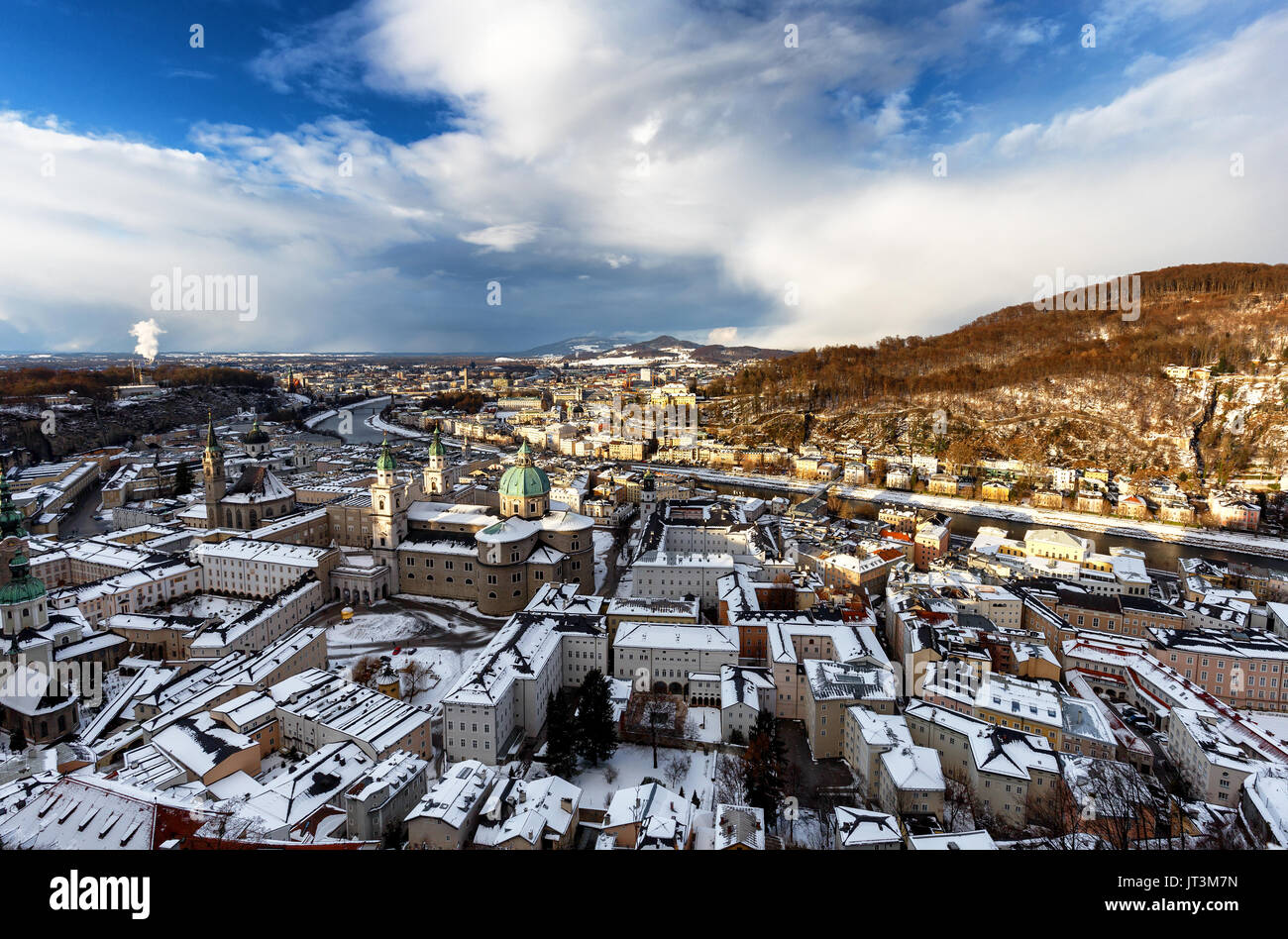 Salzburg City Skyline, Luftaufnahme von Mozart-Wohnhaus, Pfarre Mulln, Salzburger Landestheater, Dreifaltigkeitskirche, Universität Mozarteum Salzburg Stockfoto