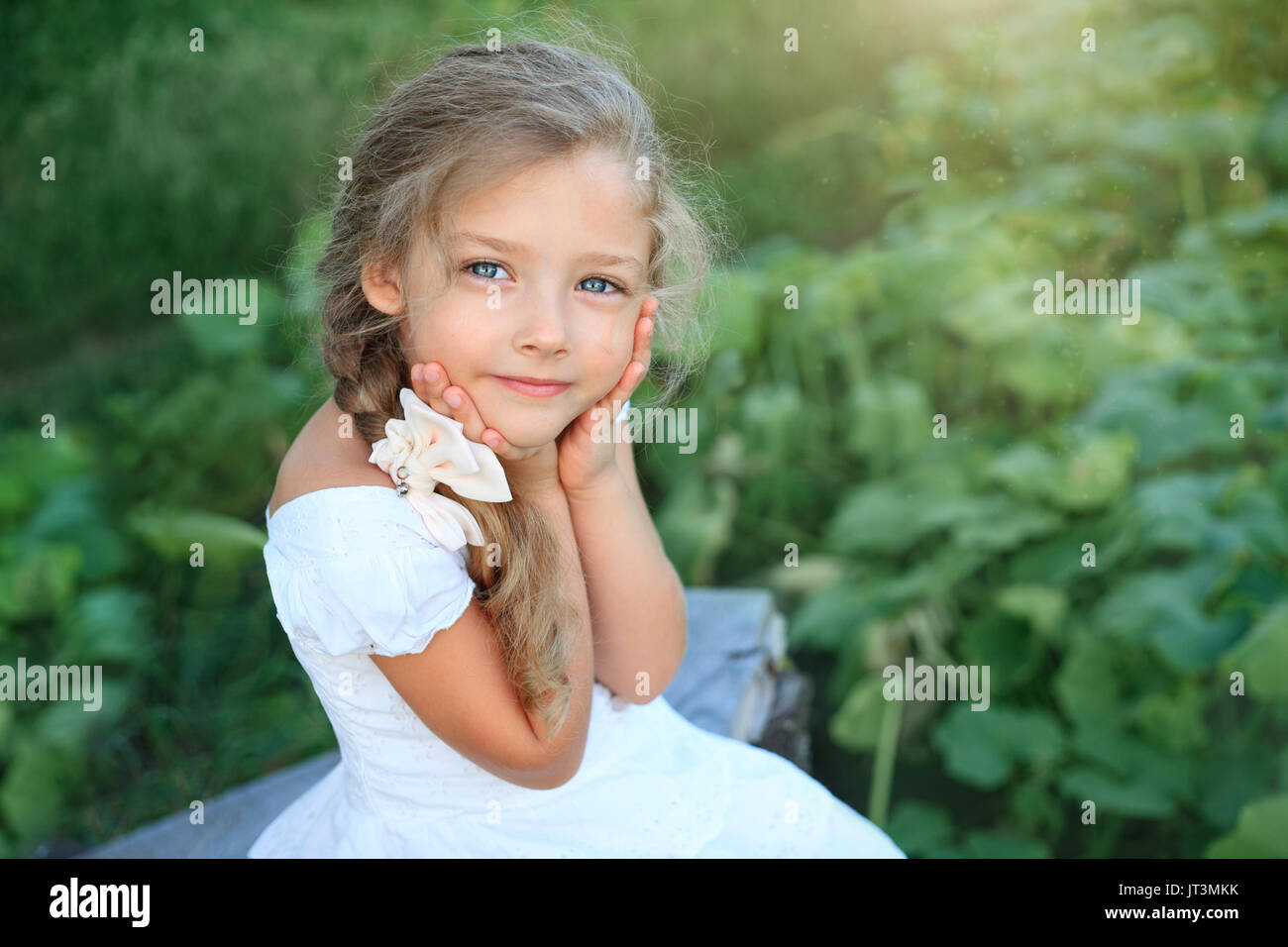 Süße kleine Mädchen auf Natur in hellen Sommertag Stockfoto