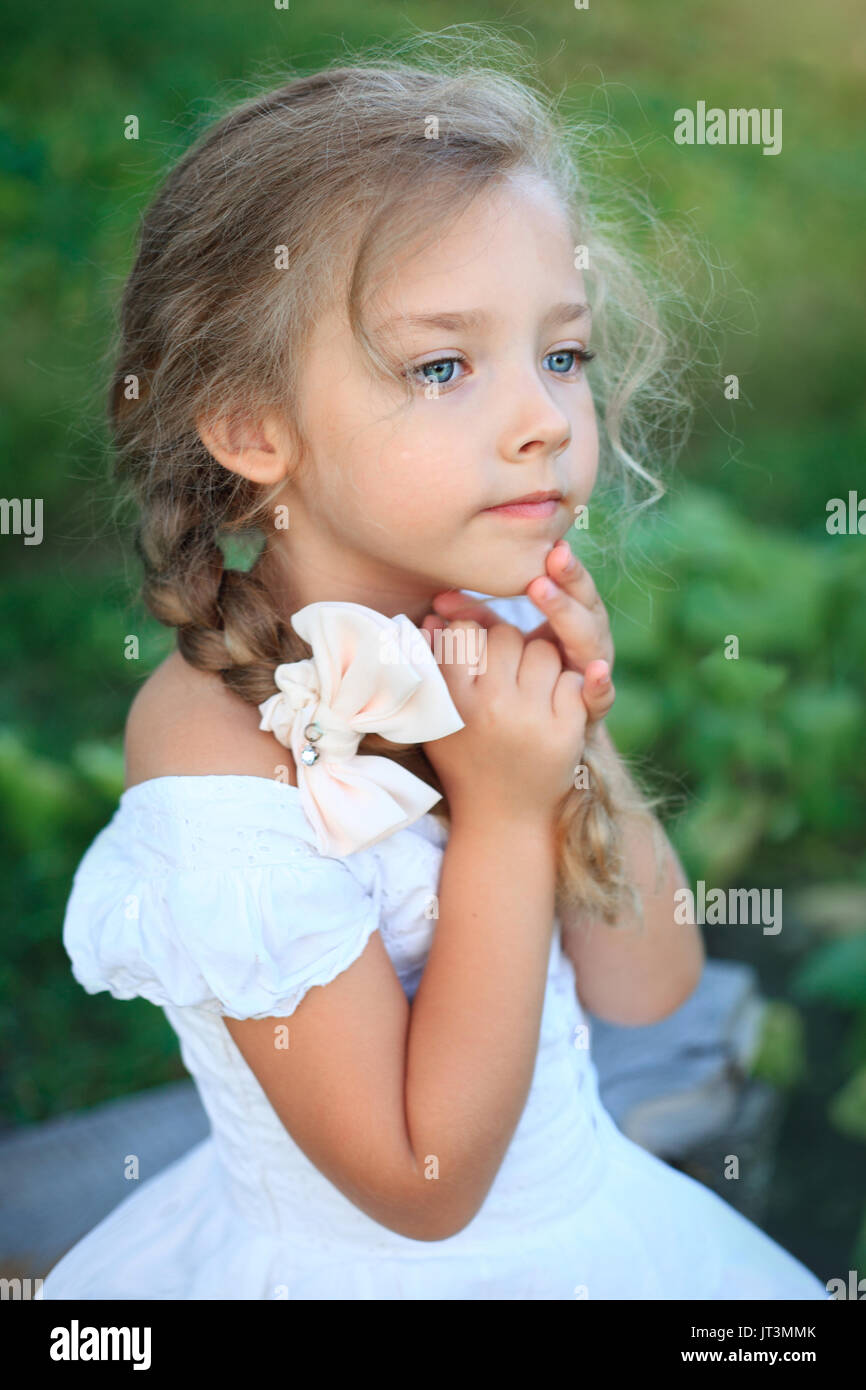 Süße kleine Mädchen auf Natur in hellen Sommertag Stockfoto