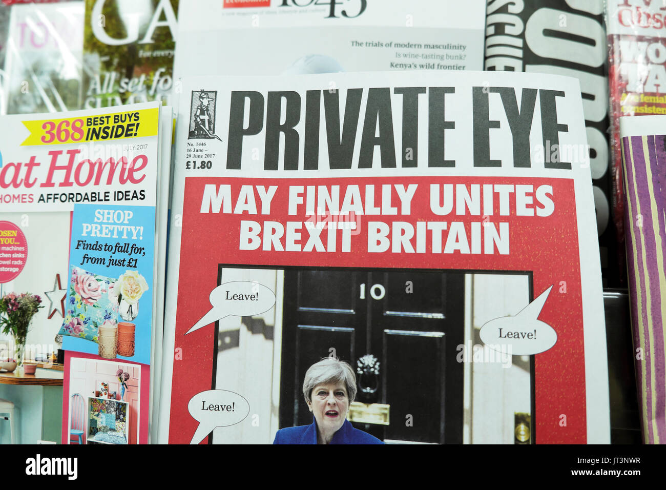 Private Eye Satiremagazin vordere Abdeckung Überschrift 'May vereint schließlich Brexit Großbritannien" mit Zeitschriften am Kiosk Regal in London UK KATHY DEWITT Stockfoto