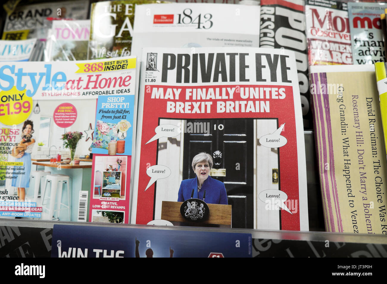 Private Eye Satiremagazin vordere Abdeckung Überschrift 'May vereint schließlich Brexit Großbritannien" mit Zeitschriften am Kiosk Regal in London UK KATHY DEWITT Stockfoto