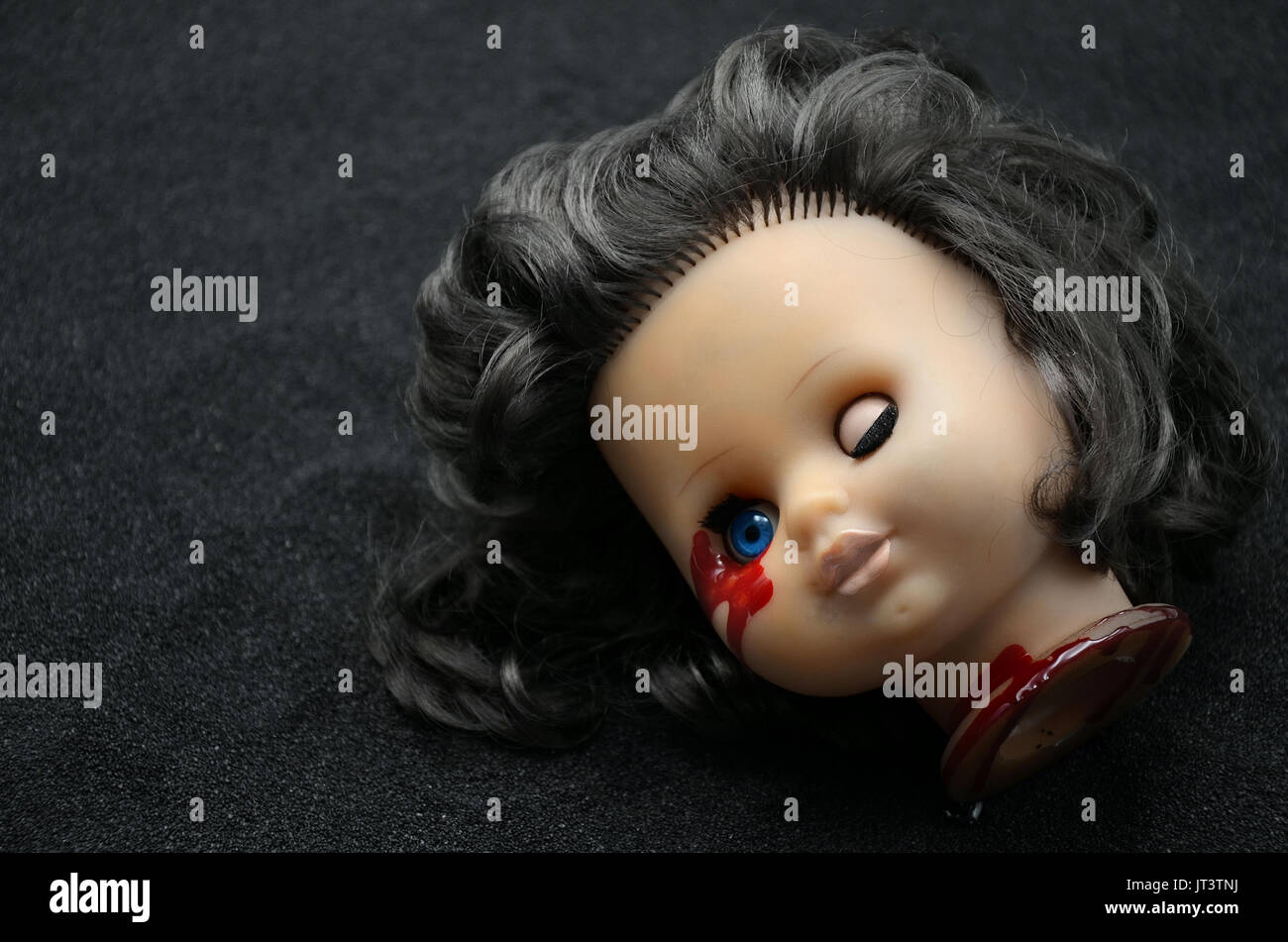 Puppenkopf mit Blut Stockfoto