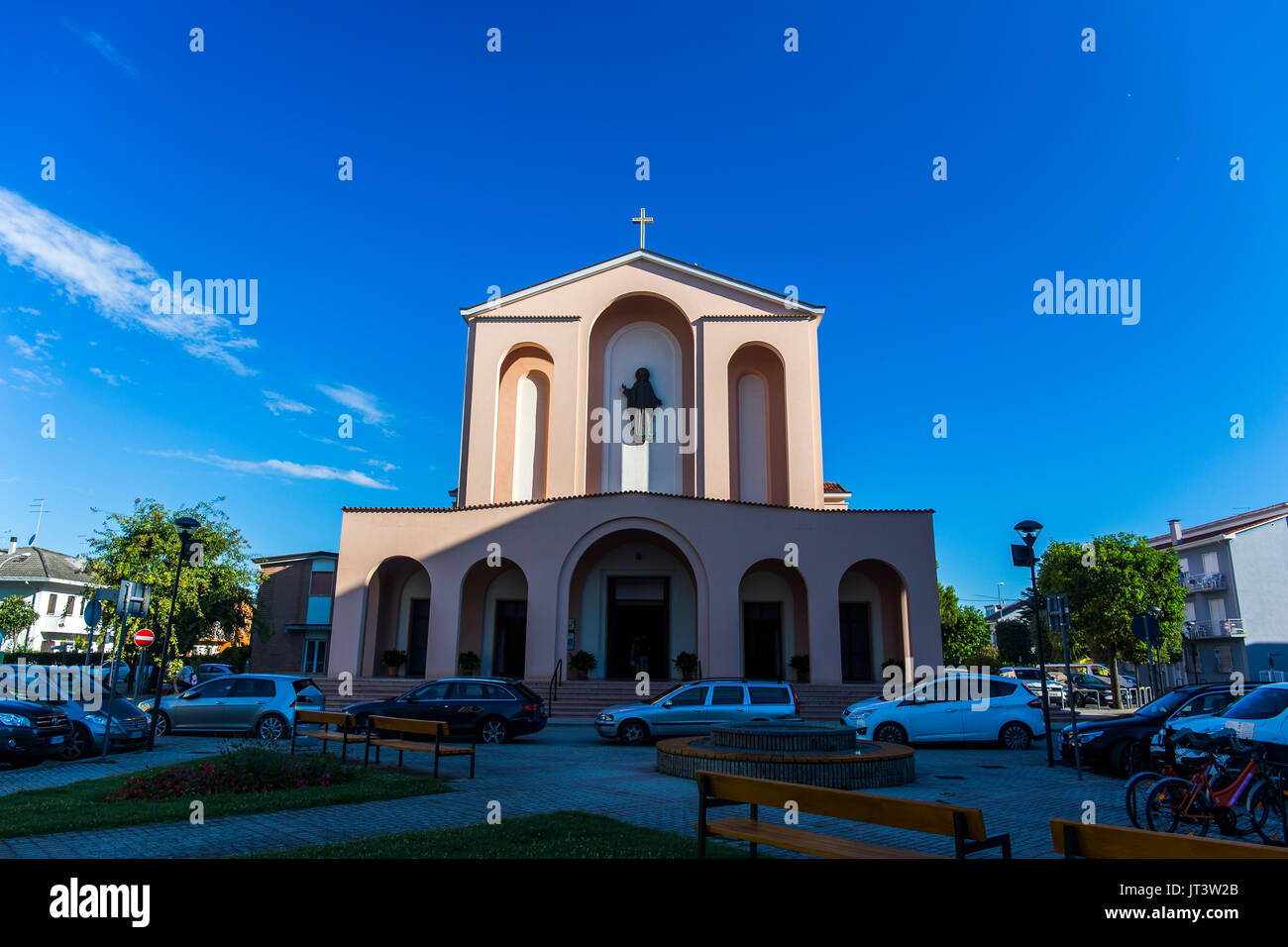 Parrocchia Santo Cuore di Gesù" - Heiliges Herz Jesu Kirche. Zentrum von Jesolo, Italien. Stockfoto