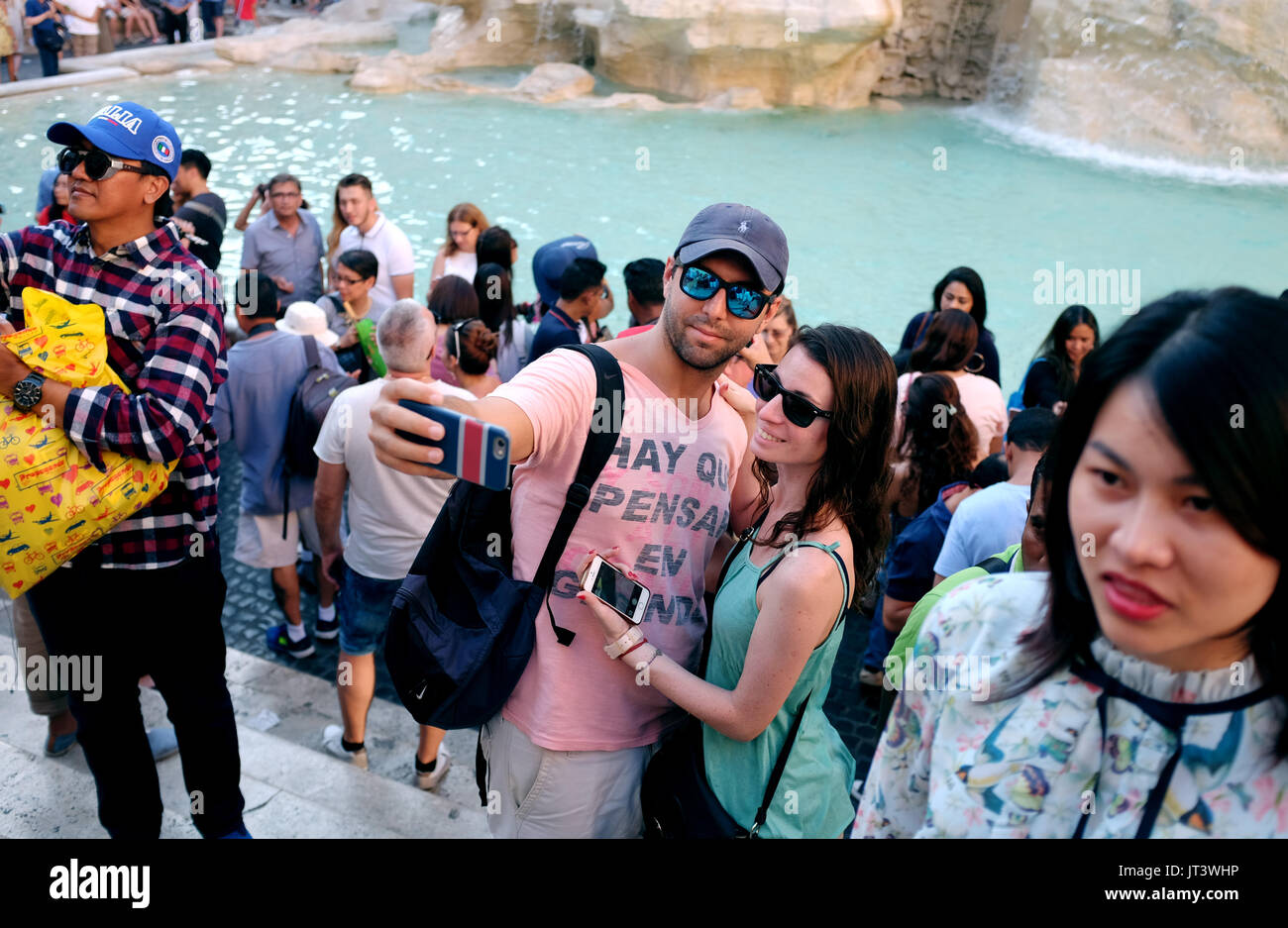 Rom, Italien, Juli 2017 - Touristen in den berühmten Trevi-Brunnen und der Piazza di Spagna, wo es traditionell ist Münzen über die Schulter in thue Wasser zu werfen Stockfoto