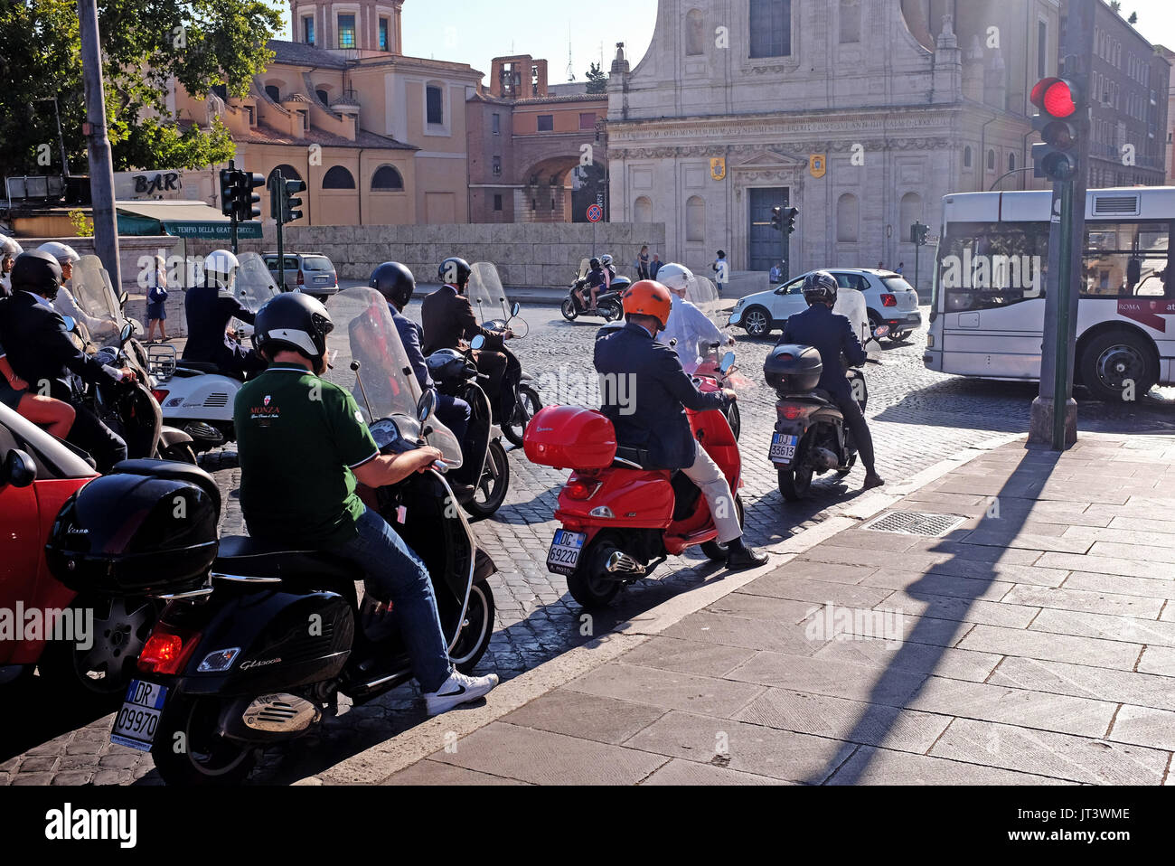 Rom, Italien, Juli 2017 - tägliche Fahrt auf Motorroller durch Arbeitnehmer in Rom Stockfoto