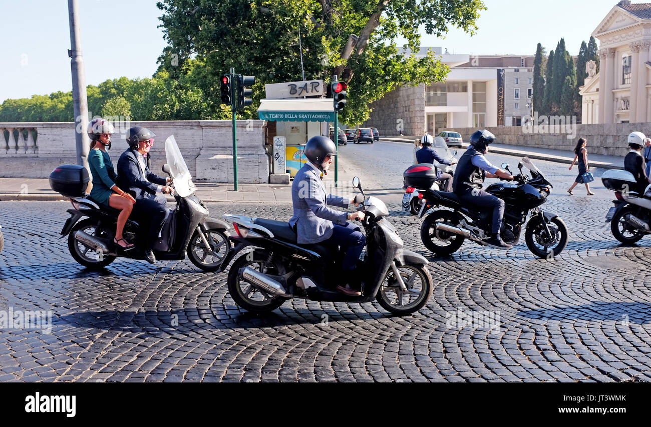 Rom, Italien, Juli 2017 - tägliche Fahrt auf Motorroller durch Arbeitnehmer in Rom Stockfoto