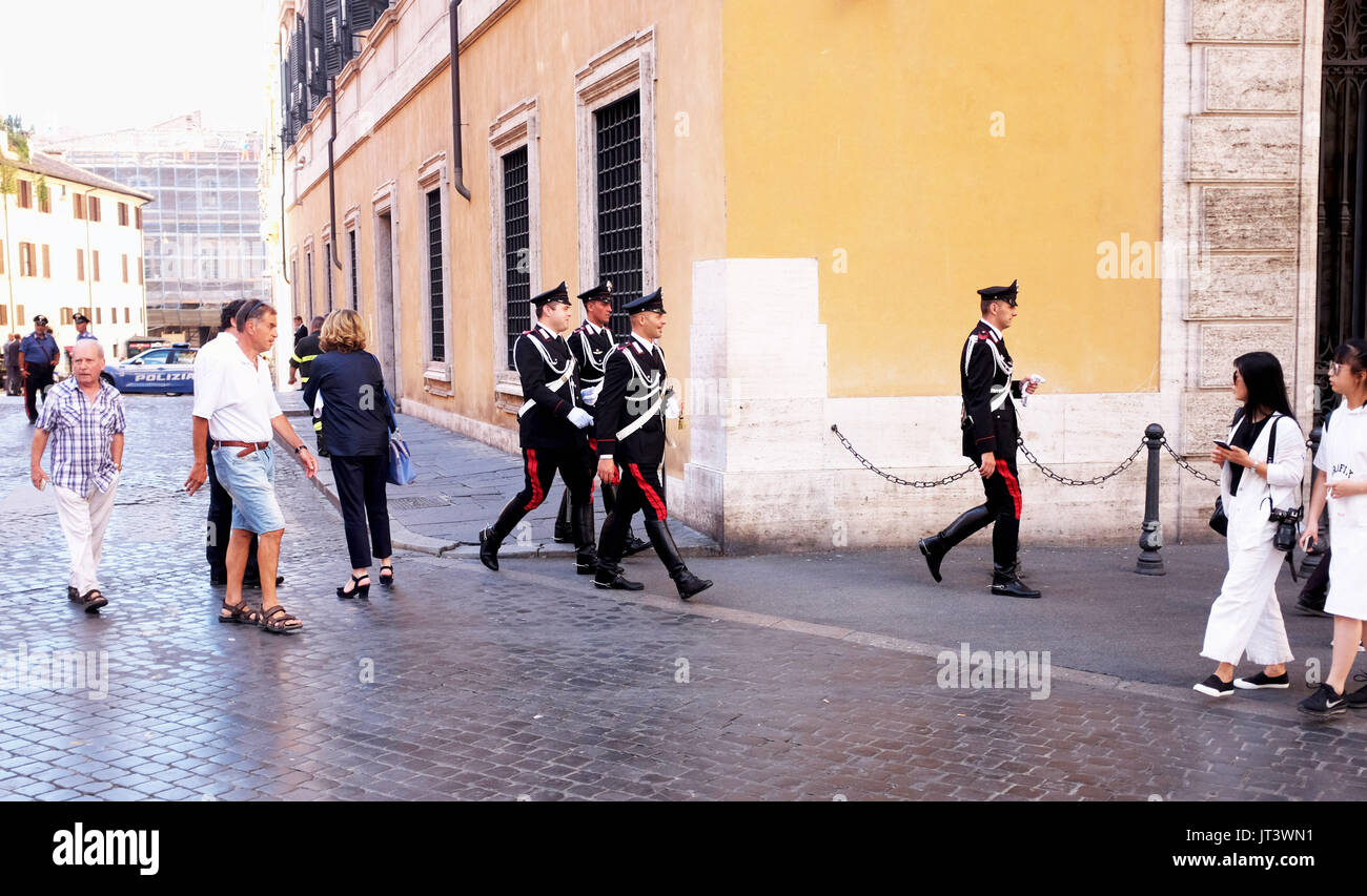 Rom Italien - Touristen beobachten die örtliche Polizei in Uniformen Stockfoto