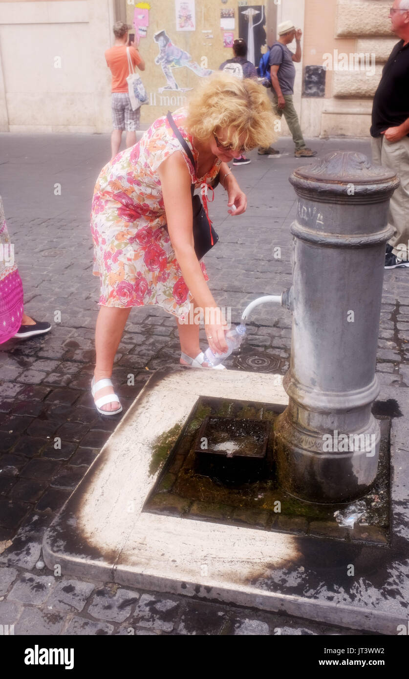 Rom, Italien, Juli 2017 - kalt Wasser aus einer der vielen öffentlichen Brunnen Foto aufgenommen von Simon Dack Stockfoto
