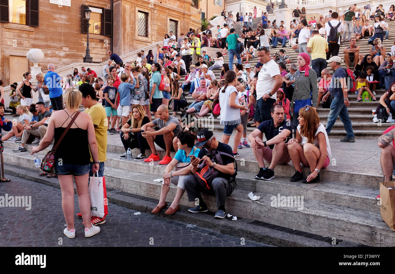 Rom, Italien, Juli 2017 - Die berühmte Spanische Treppe und Piazza di Spagna in der Tridente Bezirk Foto aufgenommen von Simon Dack Stockfoto