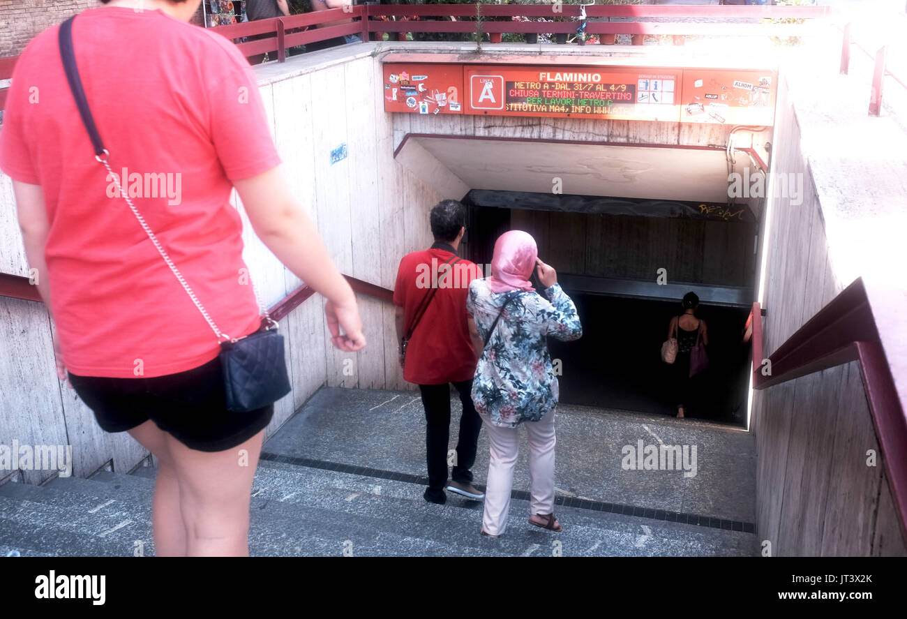 Rom, Italien, Juli 2017 - Eingang zum U-Bahnhof Flamino in Tridente Bezirk Foto aufgenommen von Simon Dack Stockfoto