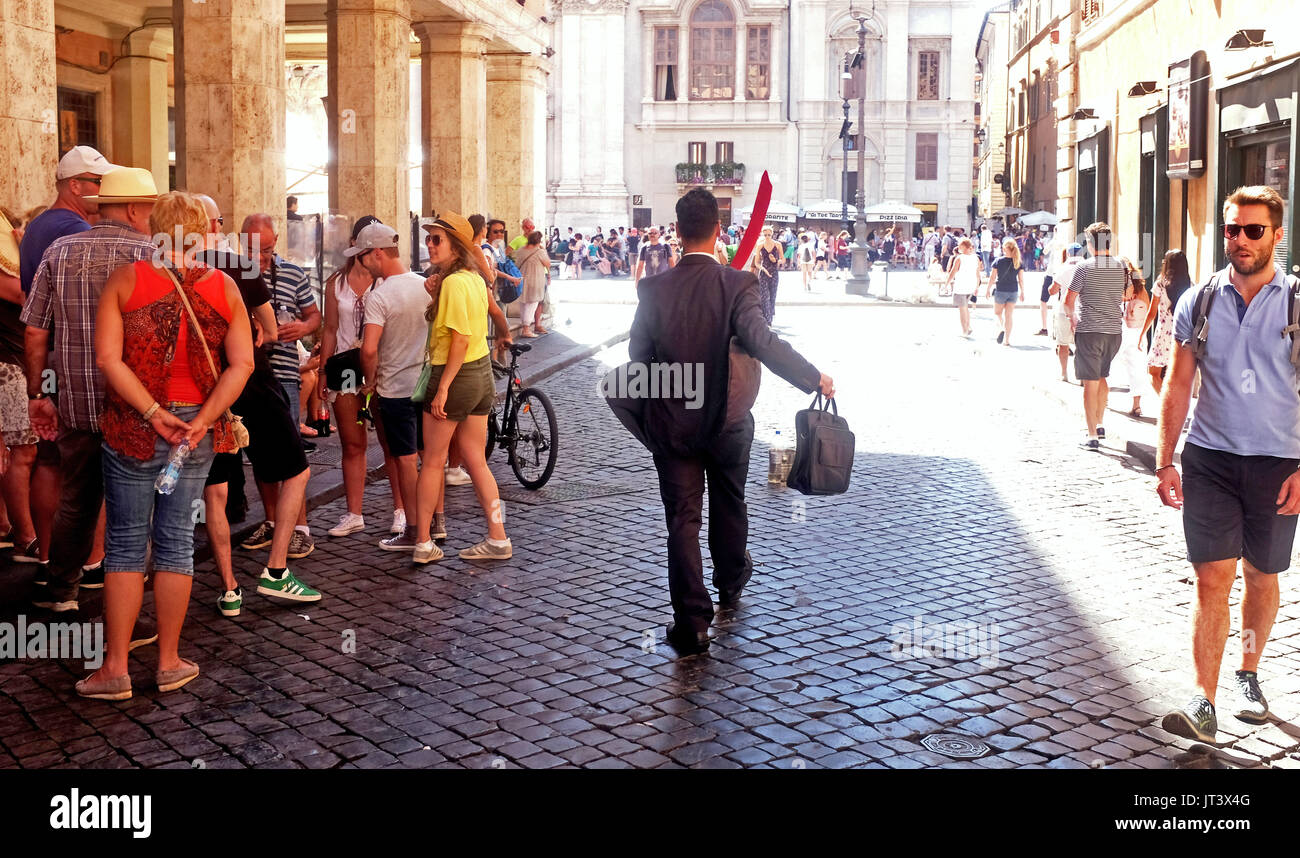 Rom, Italien, Juli 2017 - Street Entertainer mit einer steifen rote Krawatte an der Piazza Navone Stockfoto
