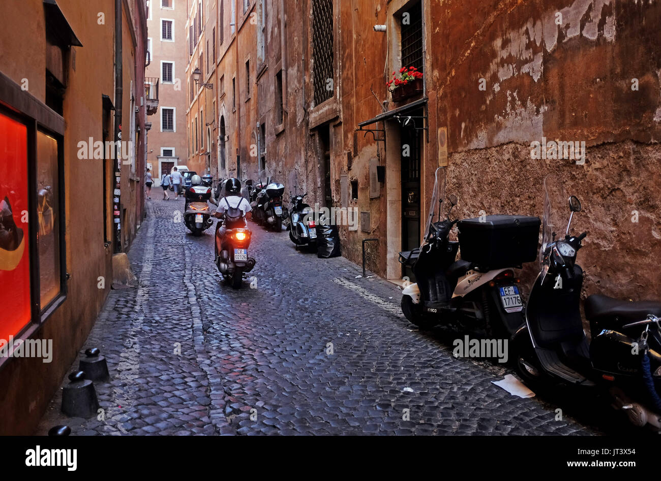 Rom, Italien, Juli 2017 - typische Gasse mit Roller im Centro Storico Bezirk Foto aufgenommen von Simon Dack Stockfoto