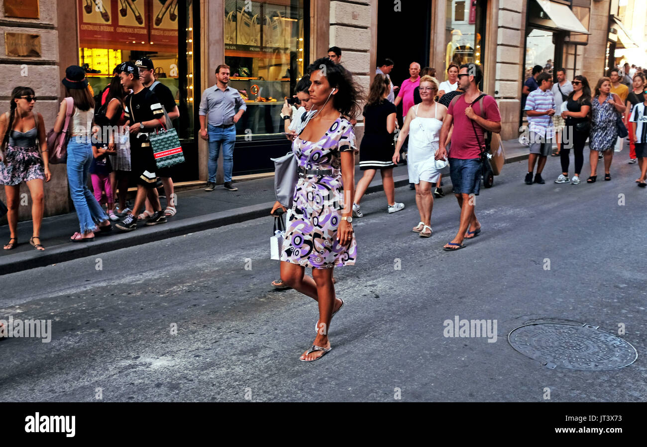 Rom, Italien, Juli 2017 - Shopper in Tridente Bezirk Foto aufgenommen von Simon Dack Stockfoto