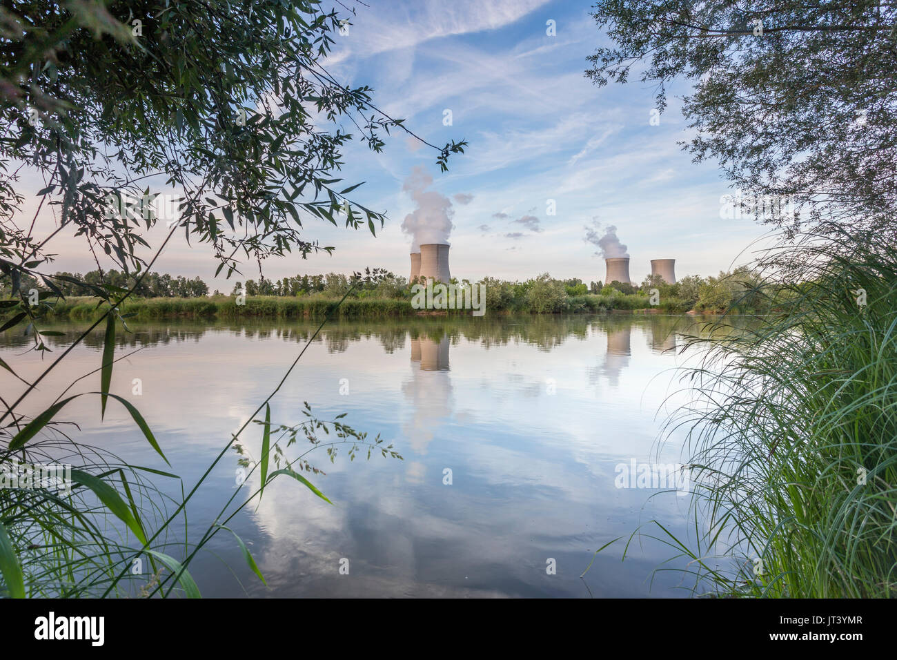 Frankreich, Loiret, Dampierre-en-Burly, EDF Kernkraftwerk in Dampierre und der Loire Stockfoto