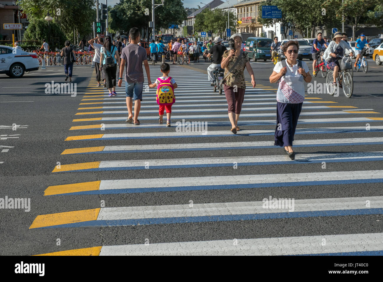 Fußgänger über 3D-Zebrastreifen im Zentrum von Peking, China. 07-Aug-2017 Stockfoto