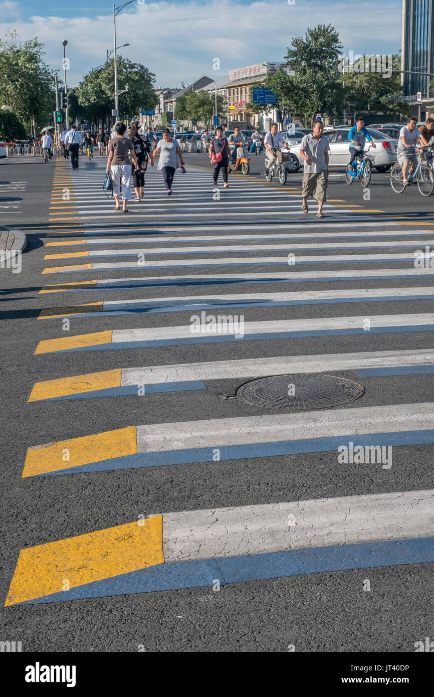 Fußgänger über 3D-Zebrastreifen im Zentrum von Peking, China. 07-Aug-2017 Stockfoto