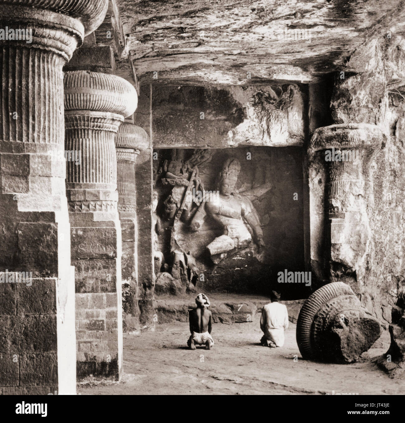 Betrunkene Tanz der achtarmigen Göttlichkeit Siva - Felsen gehauene Tempel in Elephanta, Indien um 1900 Stockfoto