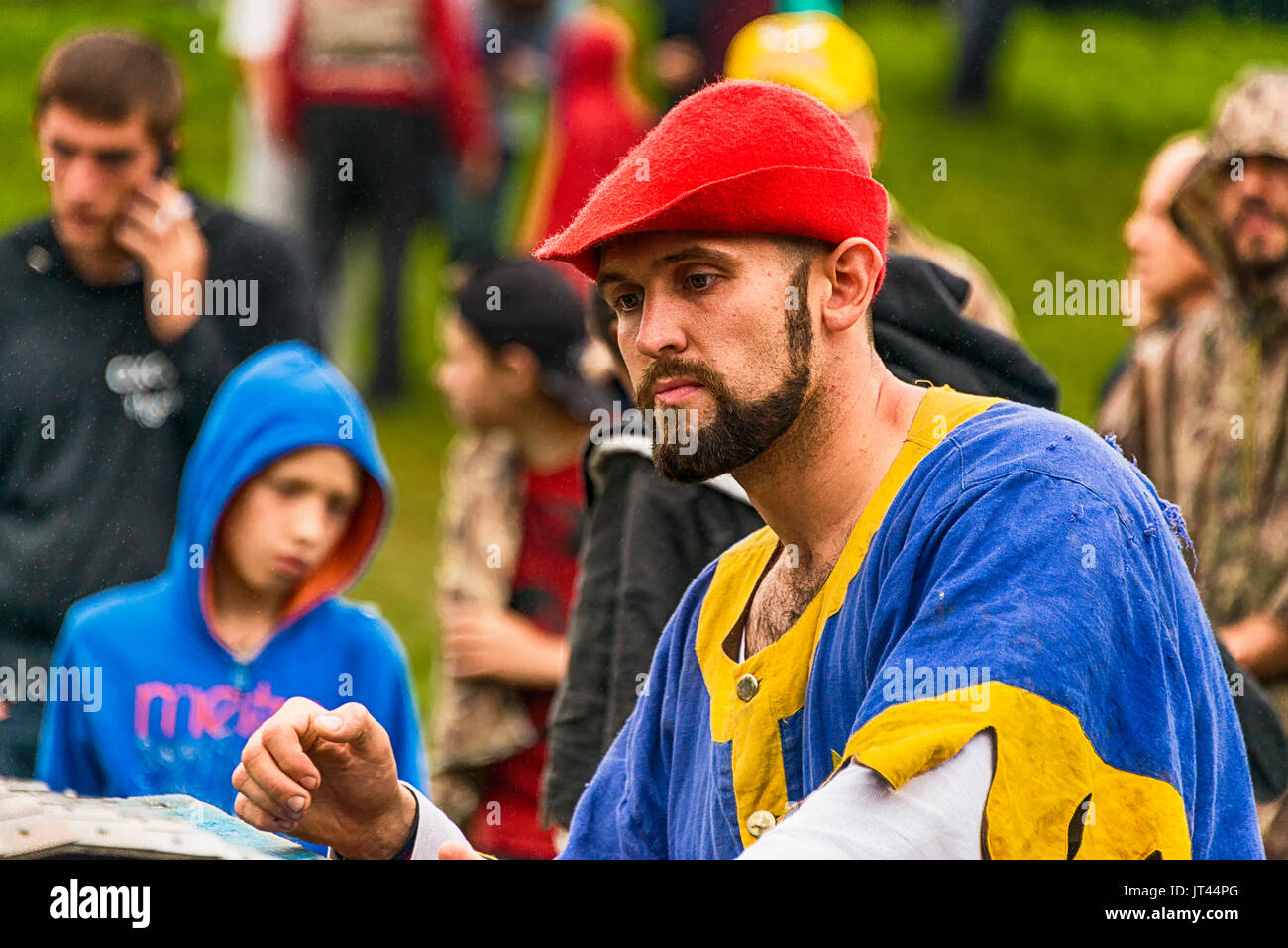 Urych, Ukraine - August 6,2016: Tustan Mittelalter Kultur Festival in Urych, Western Ukraine, am 6. August 2016. Der Teilnehmer Wiederaufbau beobachten Figh Stockfoto