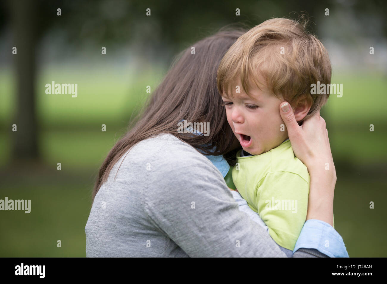 Traurige kleine Junge umarmte seine Mutter. Die Elternschaft, Liebe und Zusammengehörigkeit Konzept. Stockfoto