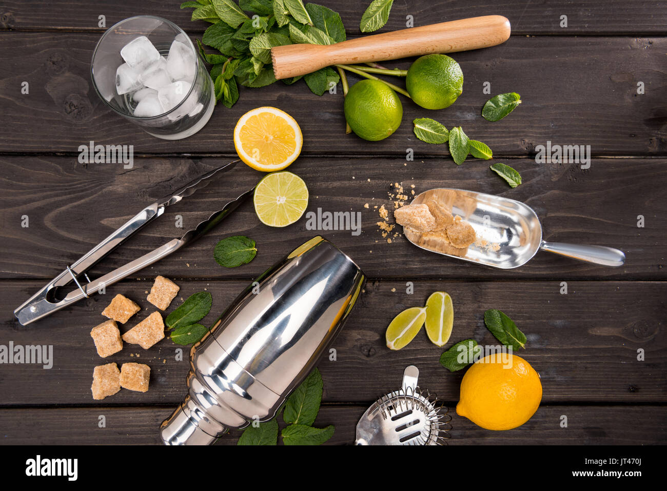 Blick von oben auf die Mojito cocktail Zutaten und Utensilien auf hölzernen Tischplatte, cocktail Getränke Konzept Stockfoto