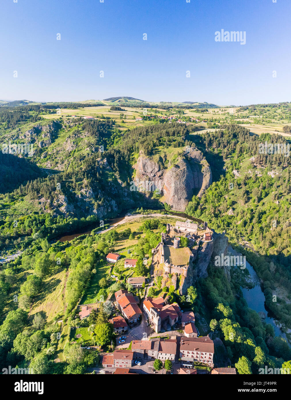 Frankreich, Loire, Loire-Tal, Arlempdes, beschriftet Les Plus beaux villages de France (Schönste Dörfer Frankreichs) (Luftbild) Stockfoto