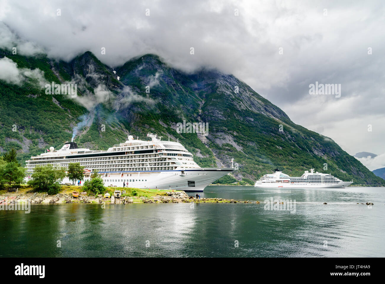 Eidfjord, Norwegen - 31. Juli 2017: Reisedokumentation der luxuriösen Kreuzfahrtschiffe Viking Star und Seaborn Suche günstig im Fjord. Hohe und steile Berge Stockfoto