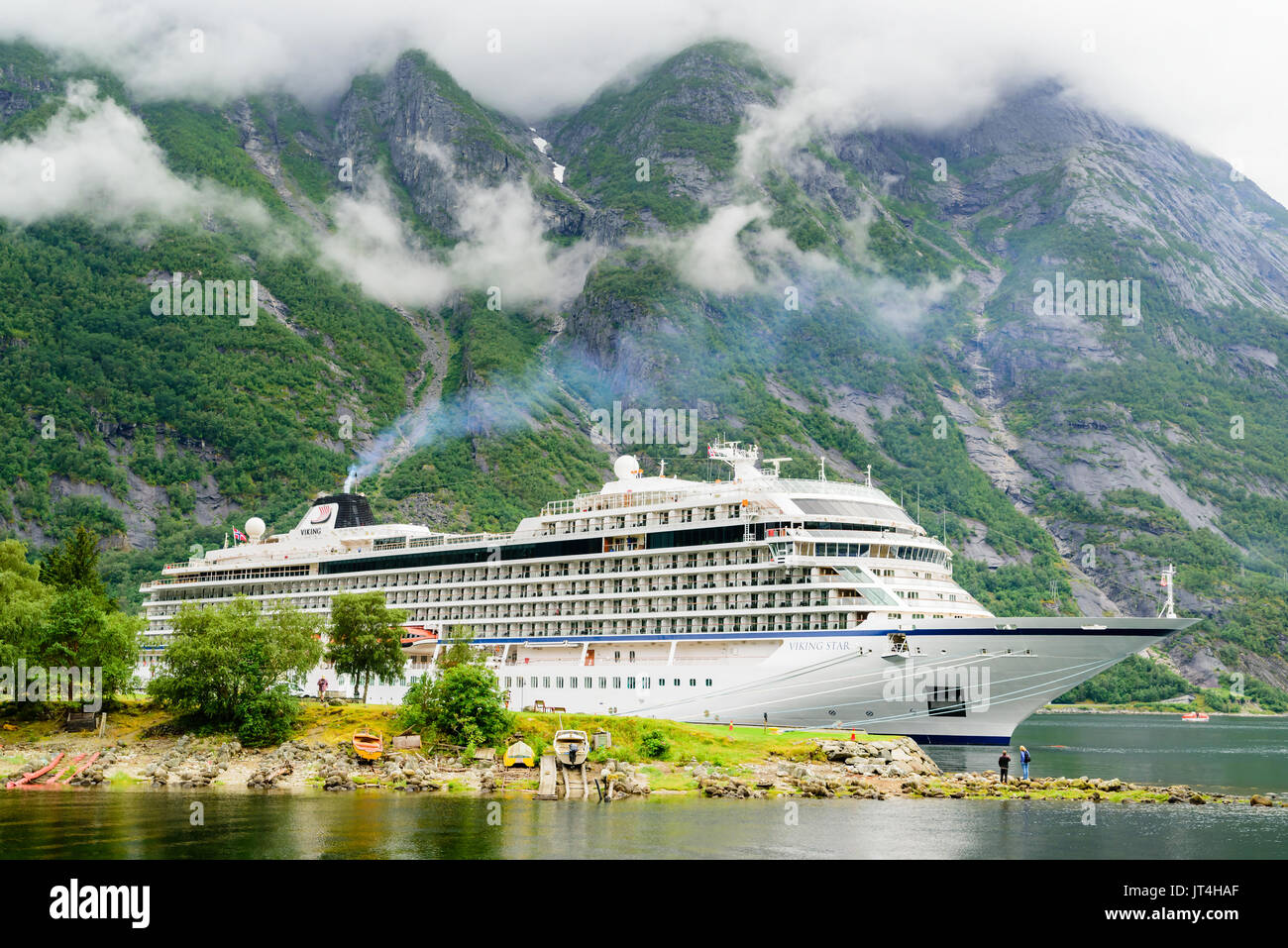 Eidfjord, Norwegen - 31. Juli 2017: Reisedokumentation der luxuriösen Kreuzfahrtschiffe Viking Star günstig im Fjord. Hohe und steile Berge im Hintergrund Stockfoto