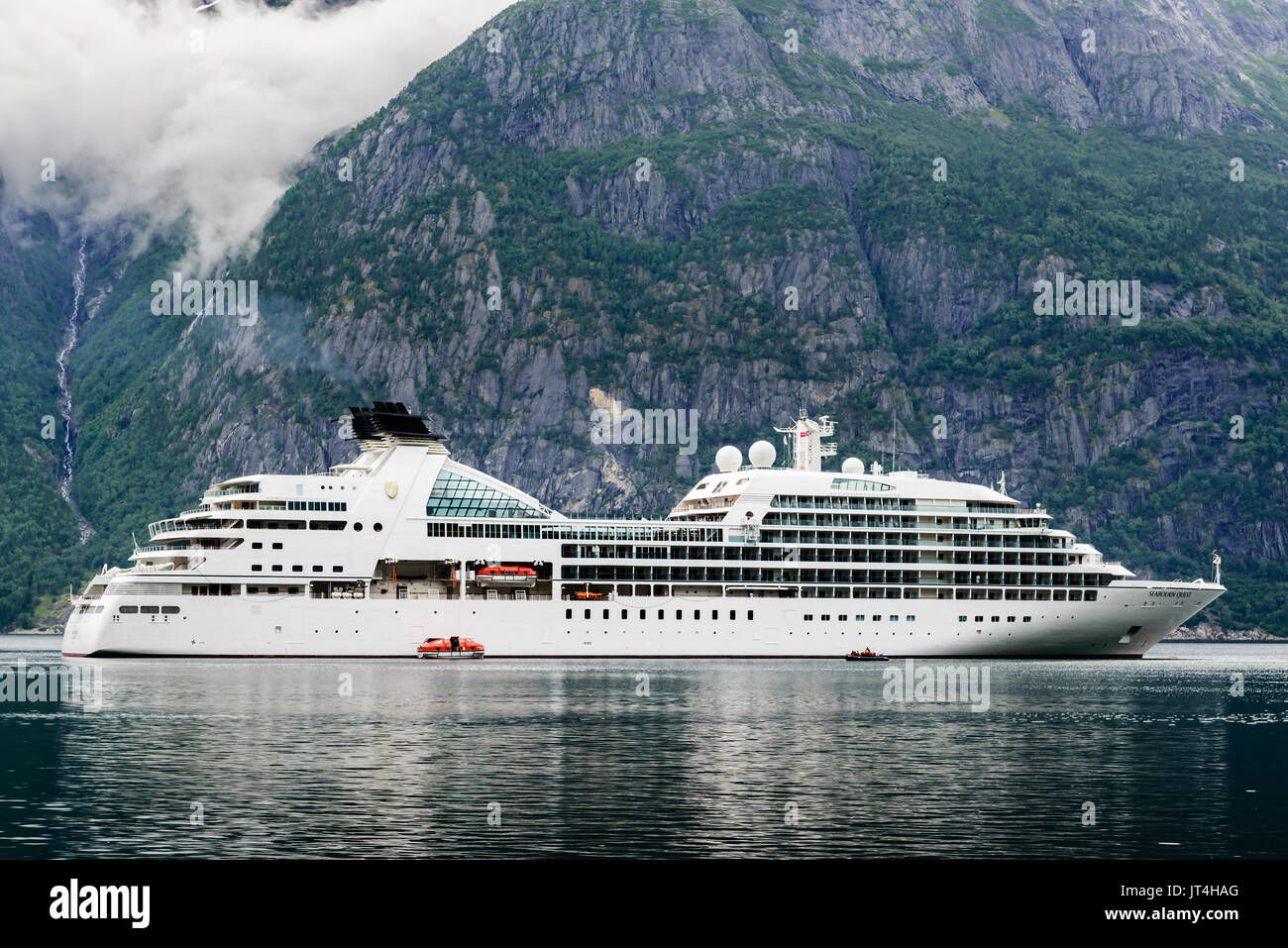 Eidfjord, Norwegen - 31. Juli 2017: Reisedokumentation der Luxus Kreuzfahrtschiff Seaborn Suche günstig im Fjord. Hohe und steile Bergwand in backgroun Stockfoto