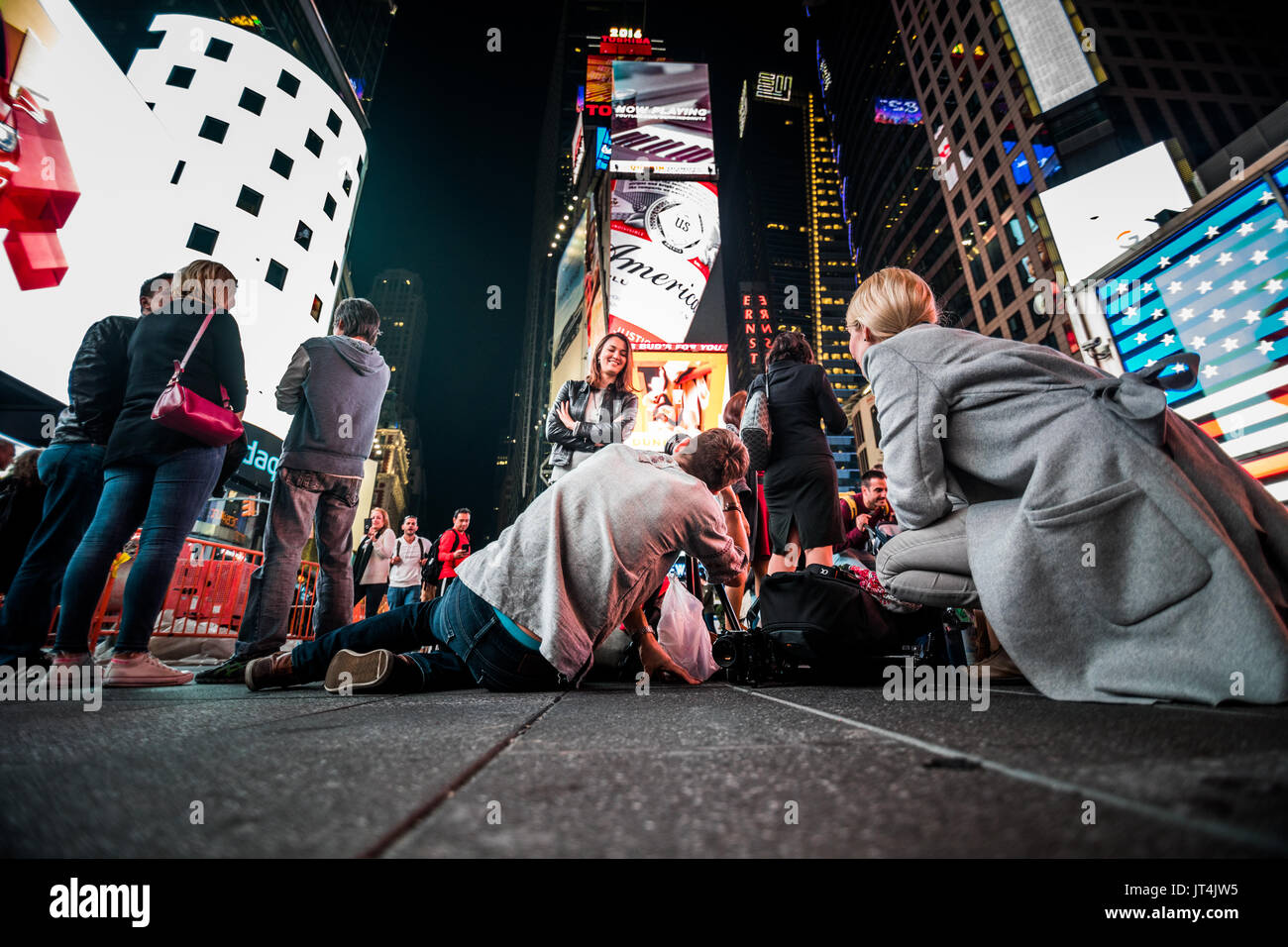 NEW YORK, USA - 14. Oktober 2016. Photoshoot mitten auf dem Times Square einer Frau und Gebäude im Hintergrund", Manhattan, New York. Stockfoto