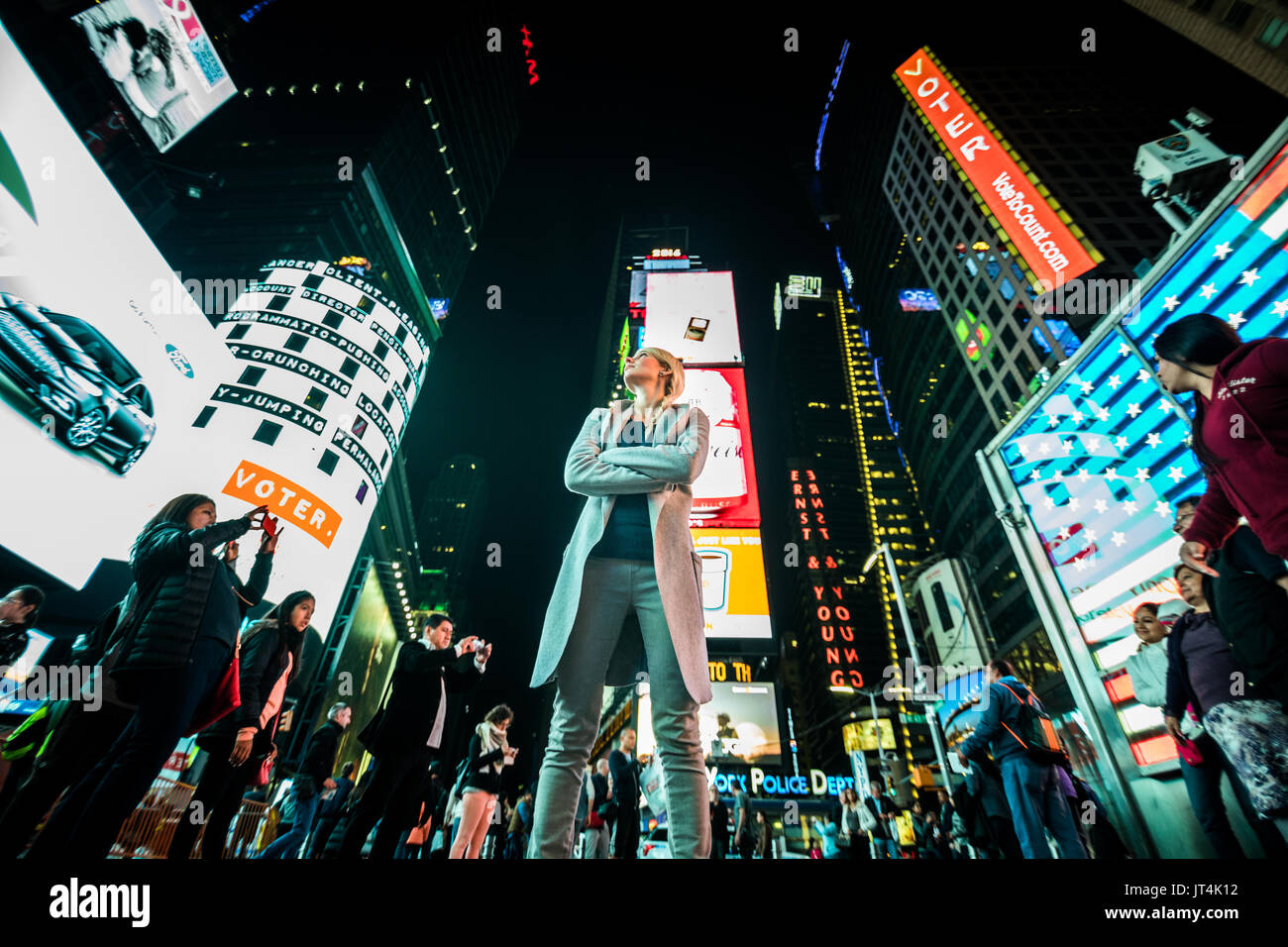 NEW YORK, USA - 14. Oktober 2016. Photoshoot mitten auf dem Times Square einer Frau und Gebäude im Hintergrund", Manhattan, New York. Stockfoto