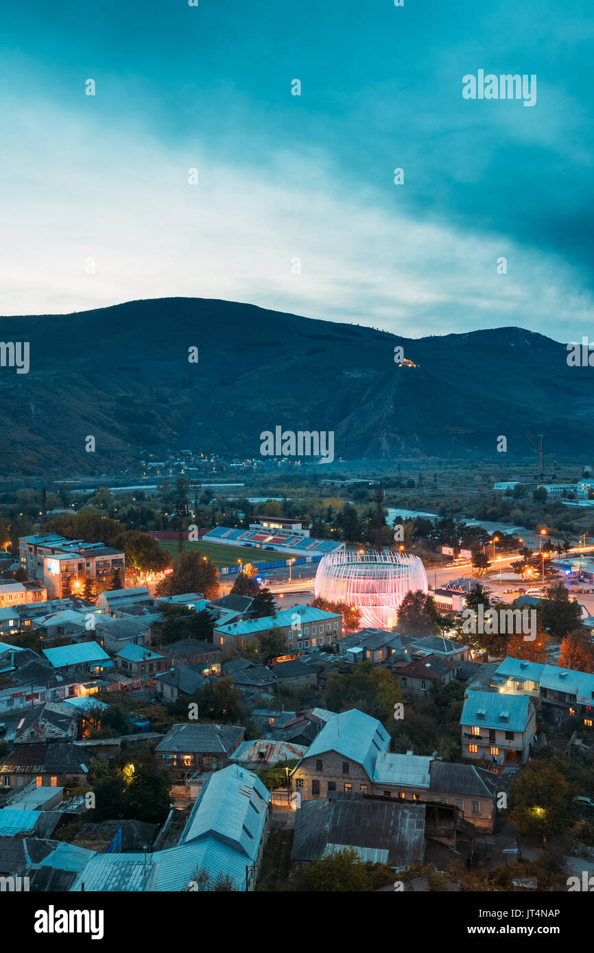 Gori, Shida Kartli Region, Georgia. Stadtbild in hellem Gelb Abend Beleuchtung unter blauem Himmel im Herbst in der Dämmerung. Gerechtigkeit Haus In Night City. Tr Stockfoto