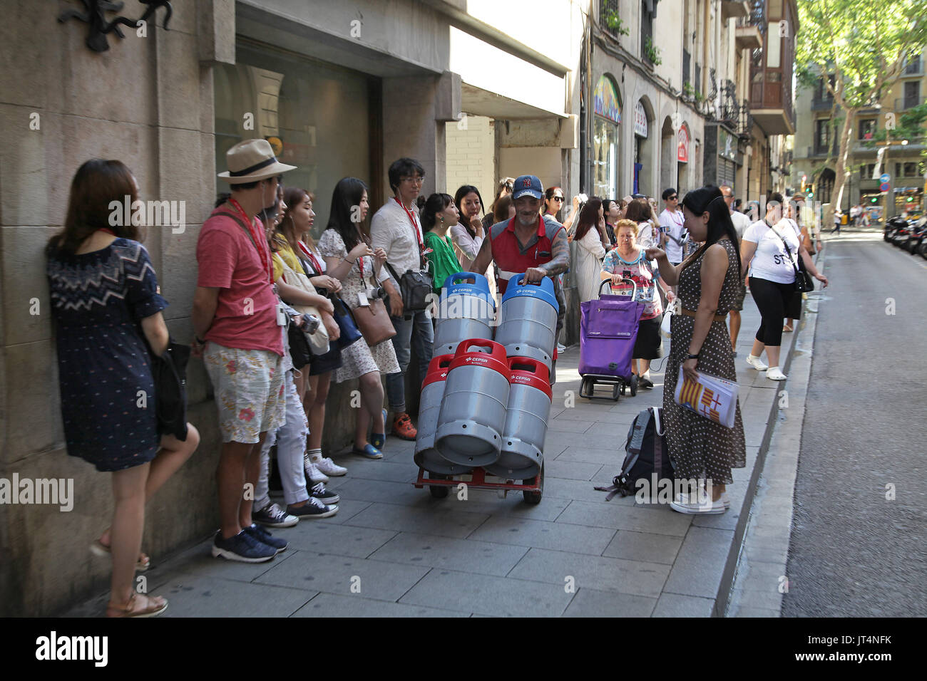 Japanische Touristen besuchen Palau Güell in Barcelona Spanien.Anti Tourist spanien Stockfoto