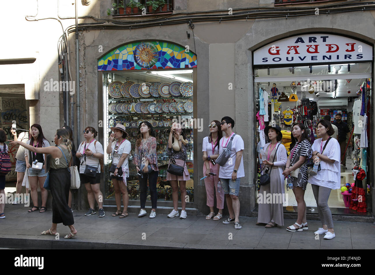 Japanische Touristen besuchen Palau Güell in Barcelona Spanien.Anti Tourist spanien Stockfoto