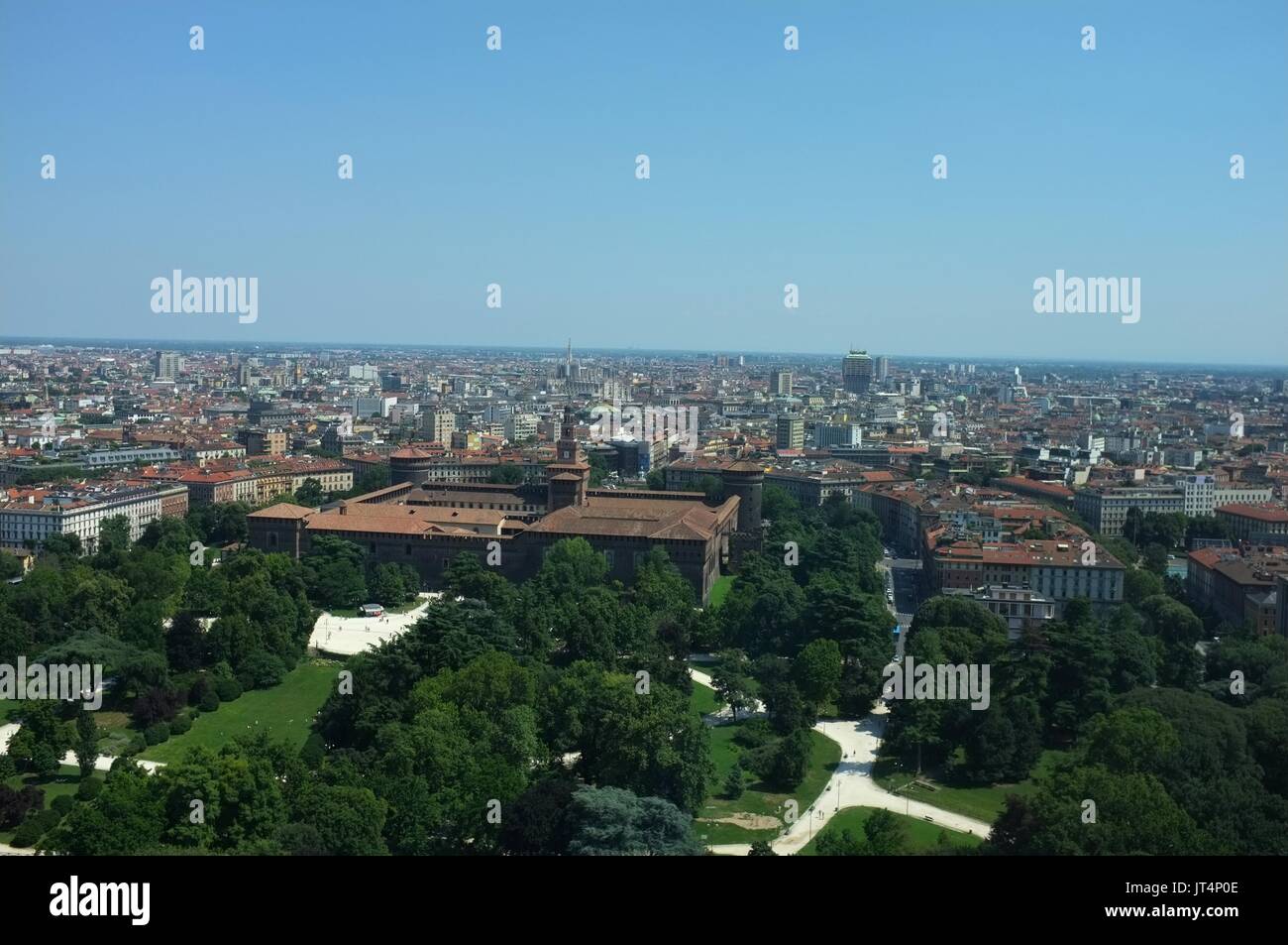 Blick vom Torre Branca Branca (Turm) in Richtung Stadtzentrum und Schloss Sforzesco, Parco Sempione, Mailand, Lombardei, Italien, Juli 2017 Stockfoto