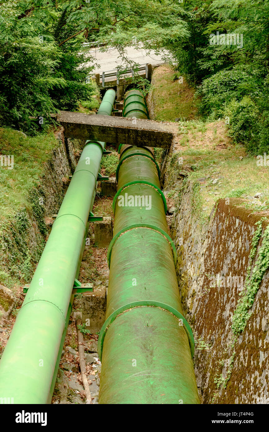 Detail der Wasserleitungen in Wäldern Wartung eine hydroelektrische Produktion, Schuß in der Nähe von Verres, Tal Aosta, Italien Stockfoto