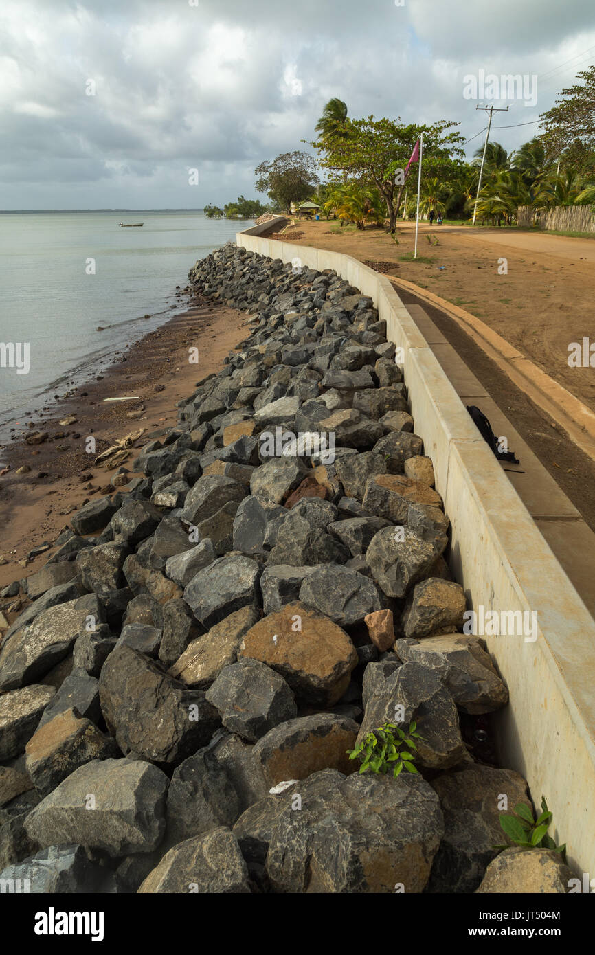 Neu gebaute Sea Wall auf Saibai Insel zu helfen Gemeinschaft von den Anstieg des Meeresspiegels zu schützen. Stockfoto