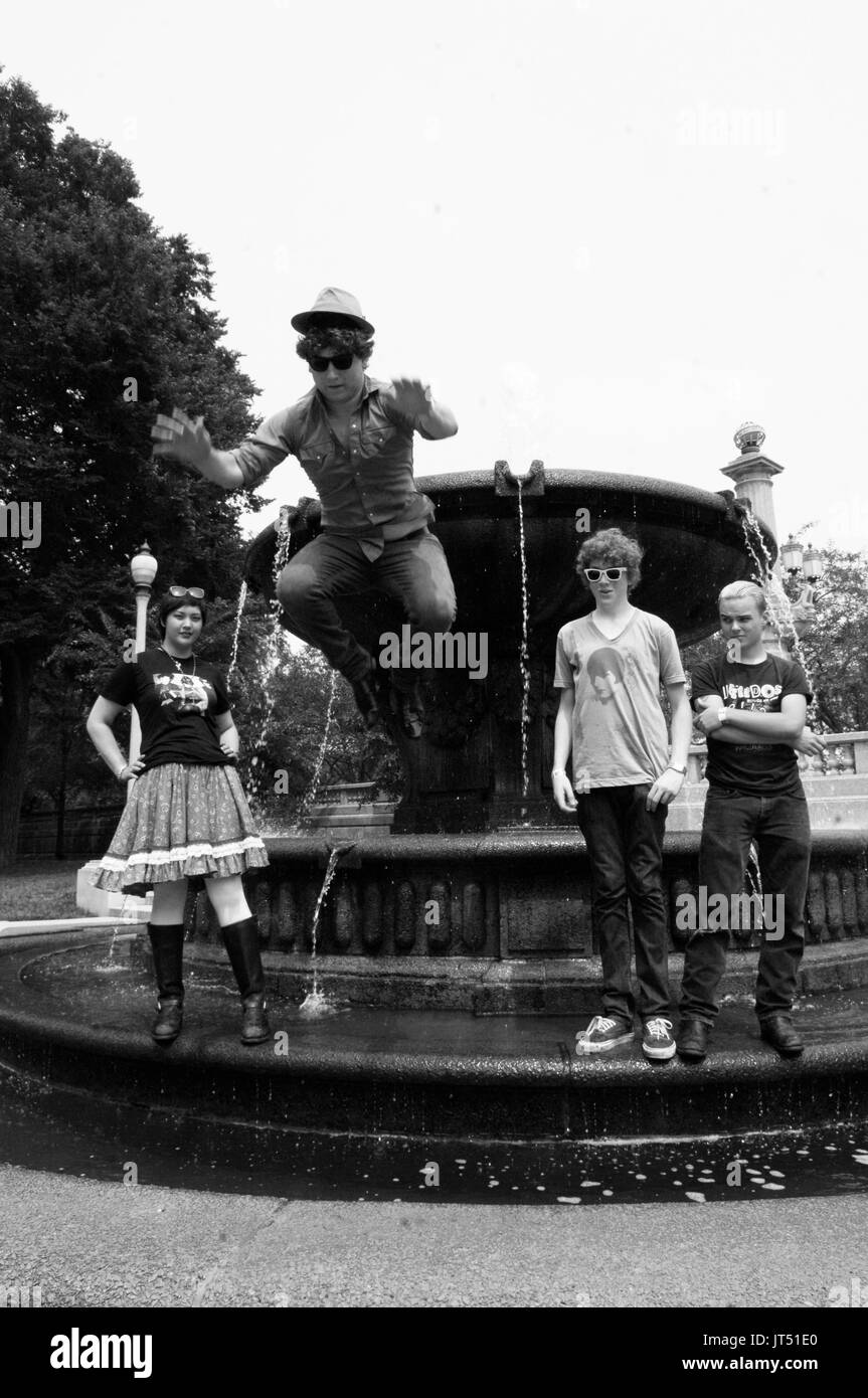 Exklusive Porträts Paulene: Bass, Backing Vocals, Elvis Kuehn: Lead Guitar, Backing Vocals, Max 'Maxi Pad' Kuehn: Drums, Backing Vocals, Richie Slick: Lead Vocals, Rhythm Guitar Punk-Rock Band diffs Chicago, IL Stockfoto